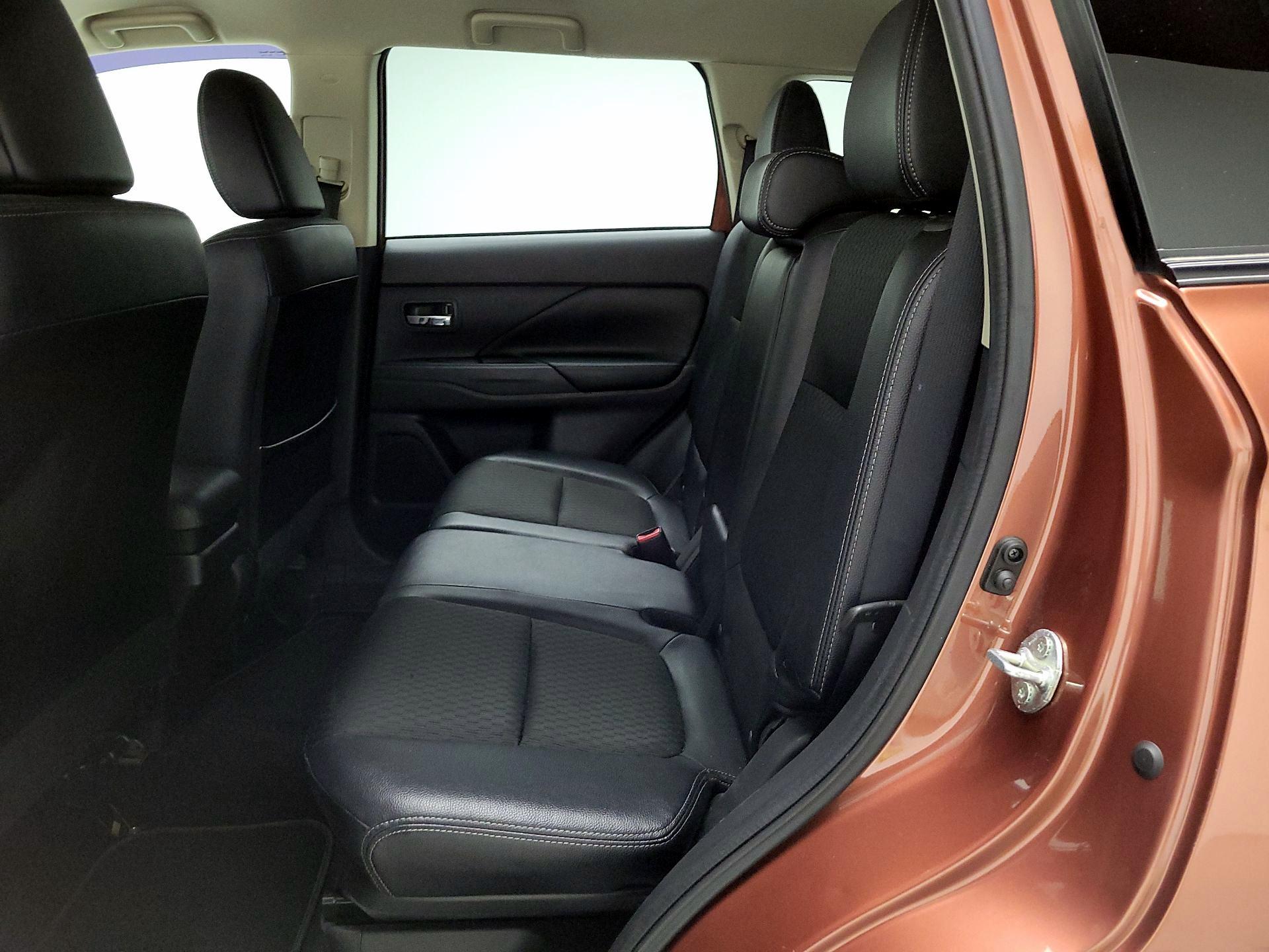 Thumbnail: 2015 Mitsubishi Outlander - 19