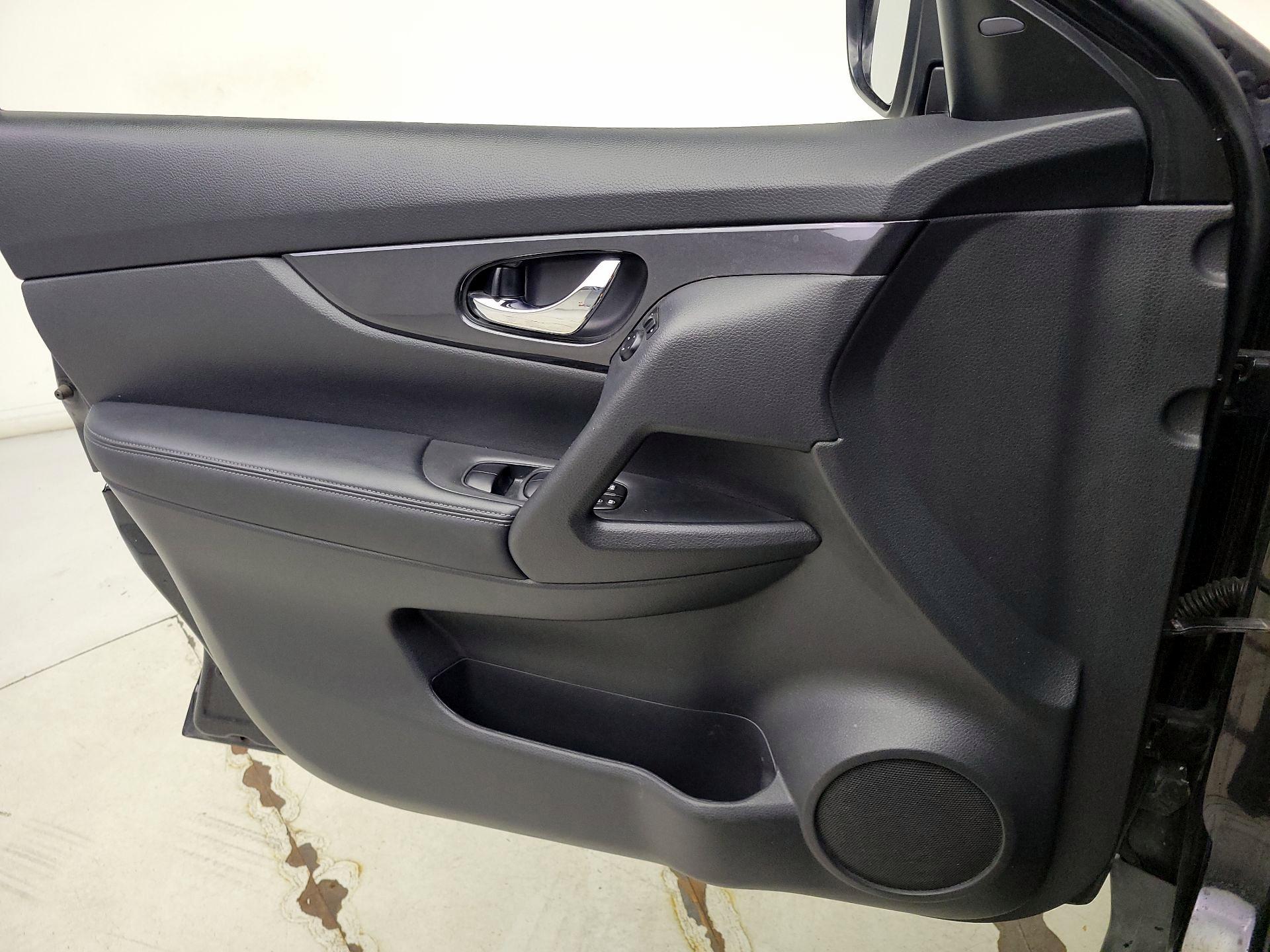 Thumbnail: 2019 Nissan Rogue - 12