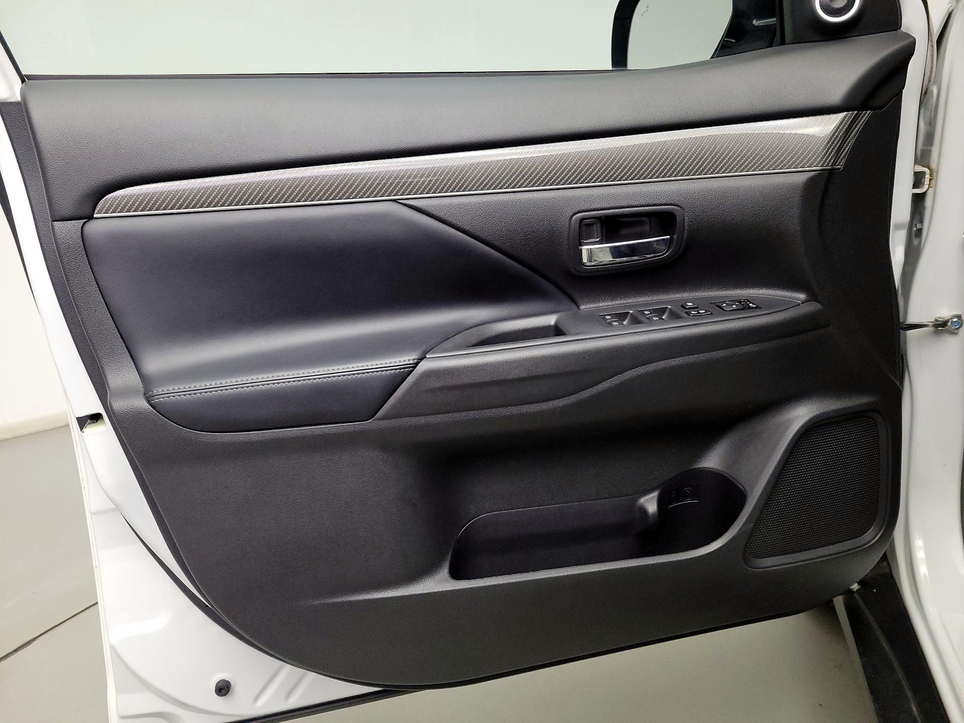 Thumbnail: 2019 Mitsubishi Outlander - 12