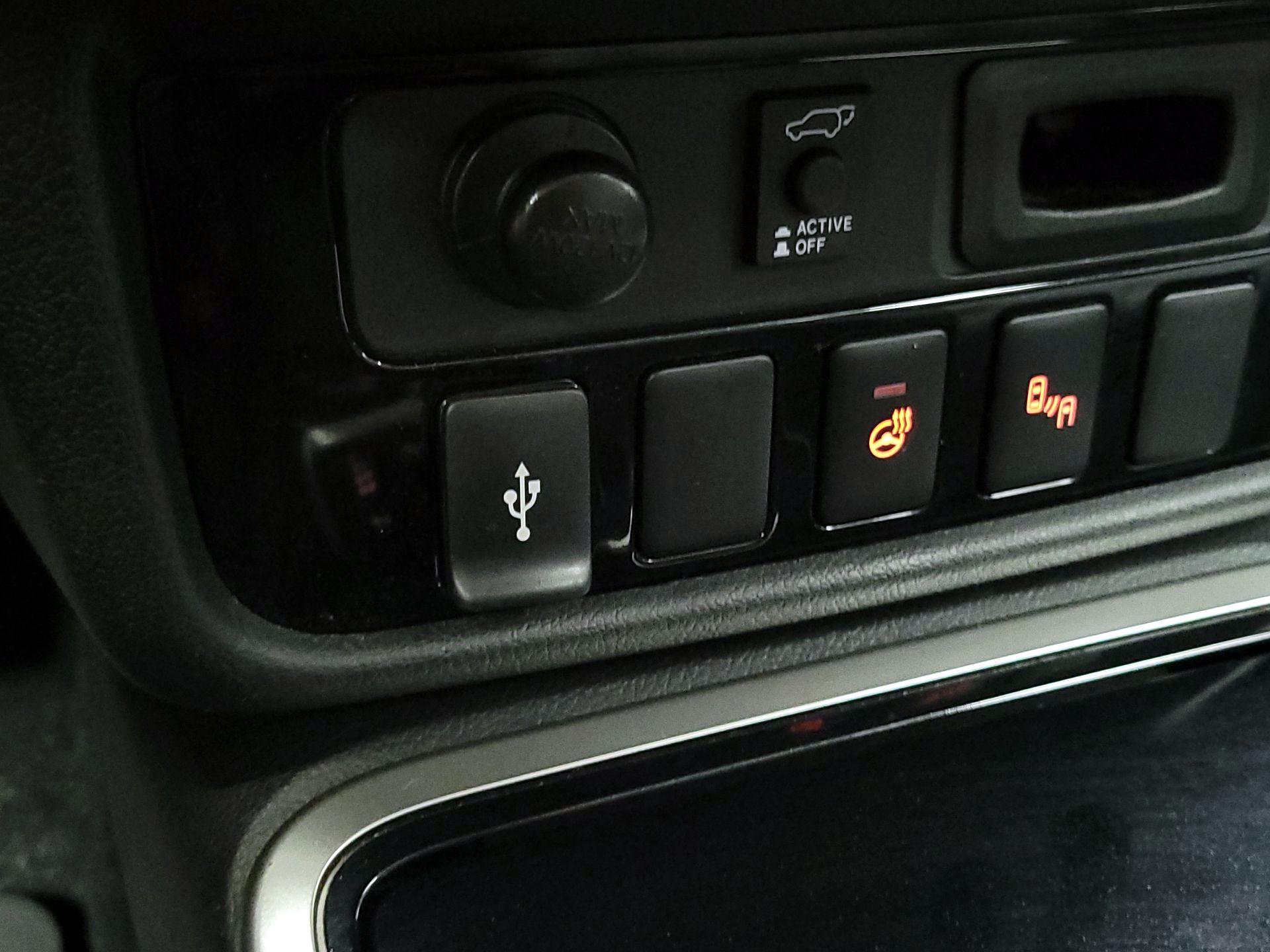 Thumbnail: 2019 Mitsubishi Outlander - 18