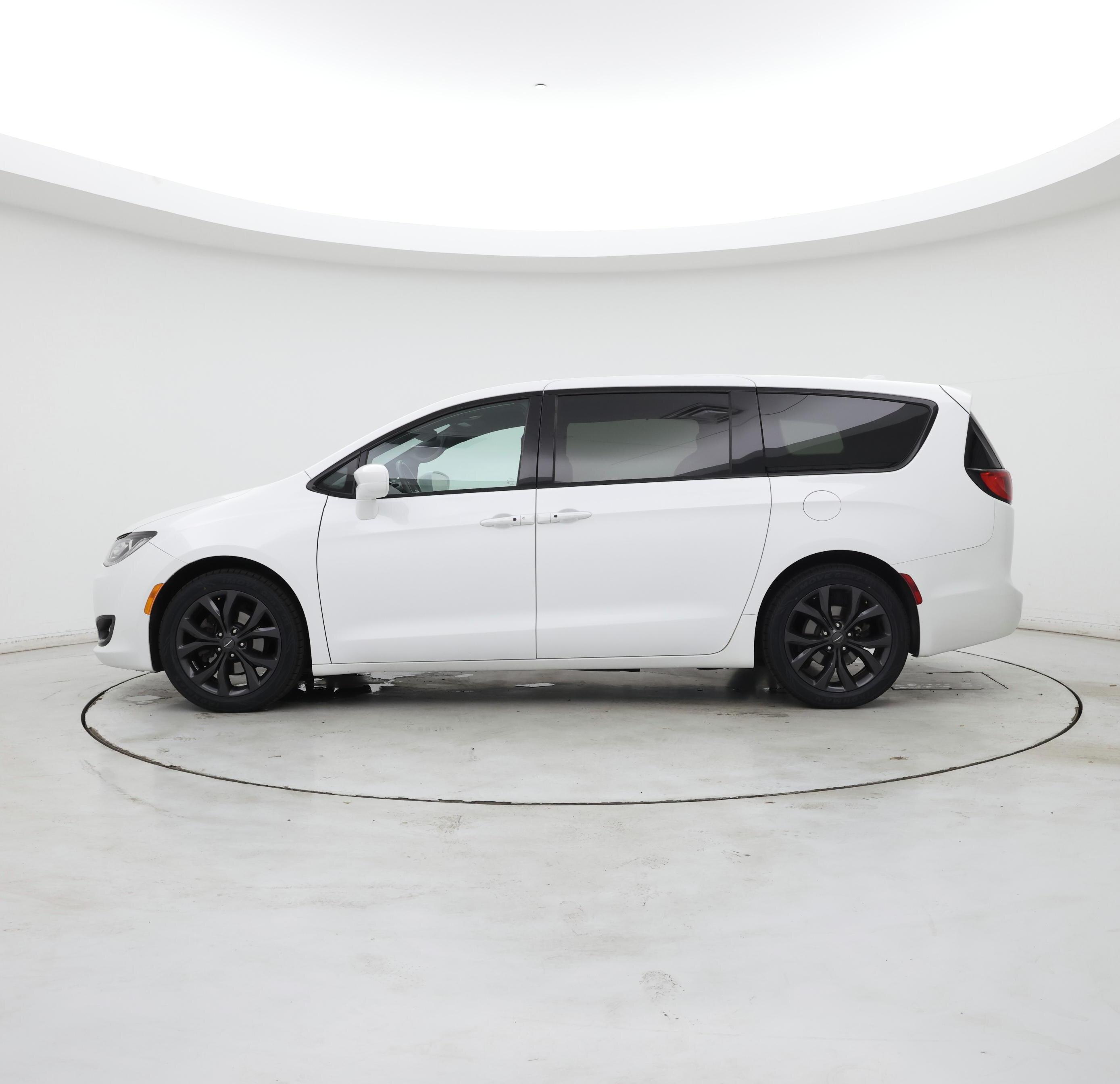 Thumbnail: 2019 Chrysler Pacifica - 3