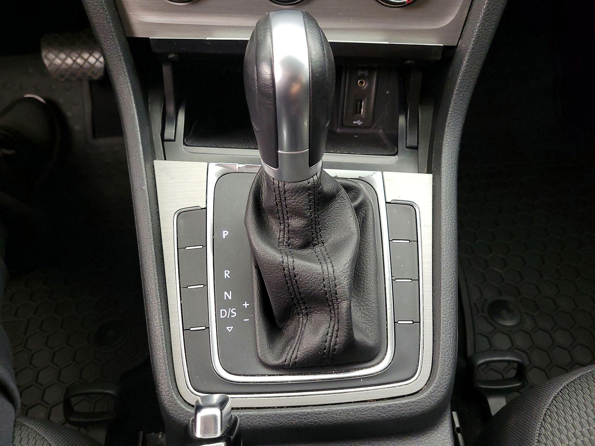 Thumbnail: 2016 Volkswagen Golf - 17