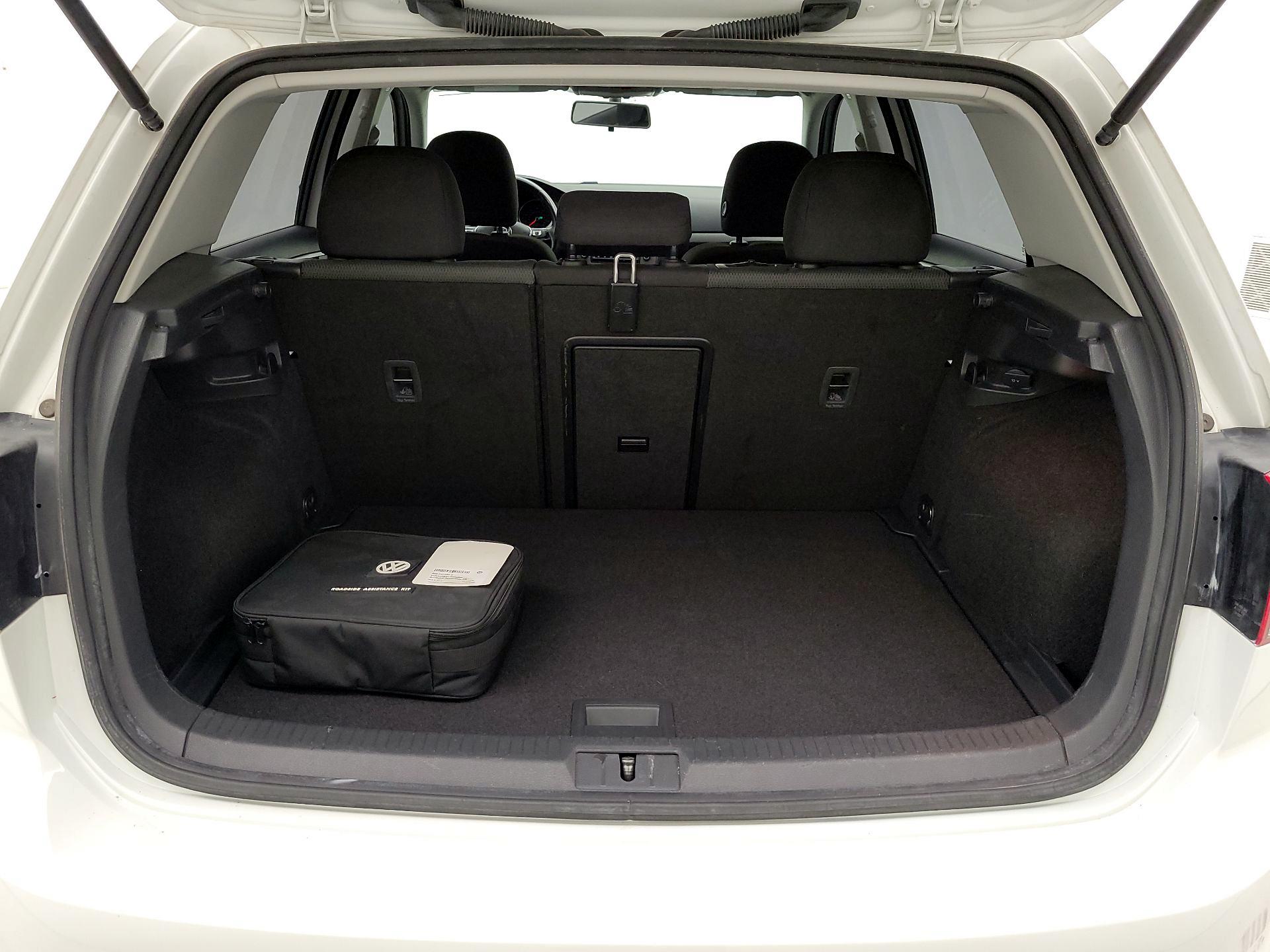 Thumbnail: 2016 Volkswagen Golf - 20