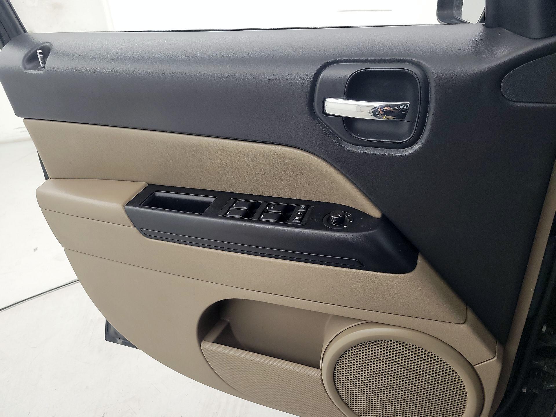 Thumbnail: 2016 Jeep Patriot - 12