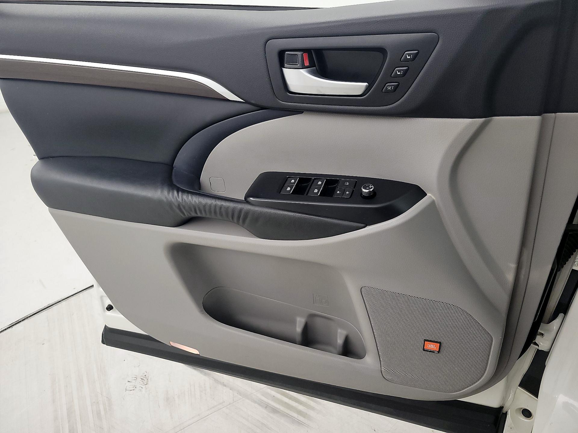 Thumbnail: 2015 Toyota Highlander - 12