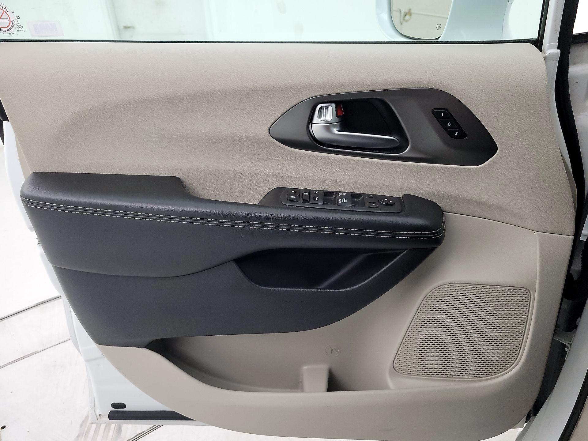 Thumbnail: 2022 Chrysler Pacifica - 12