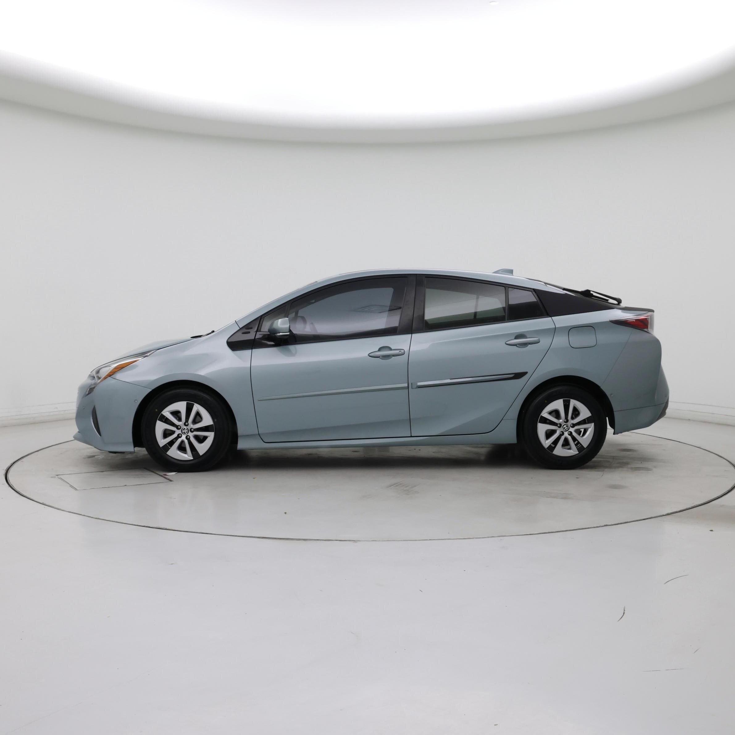 Thumbnail: 2016 Toyota Prius - 3