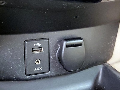 USB/AUX Ports