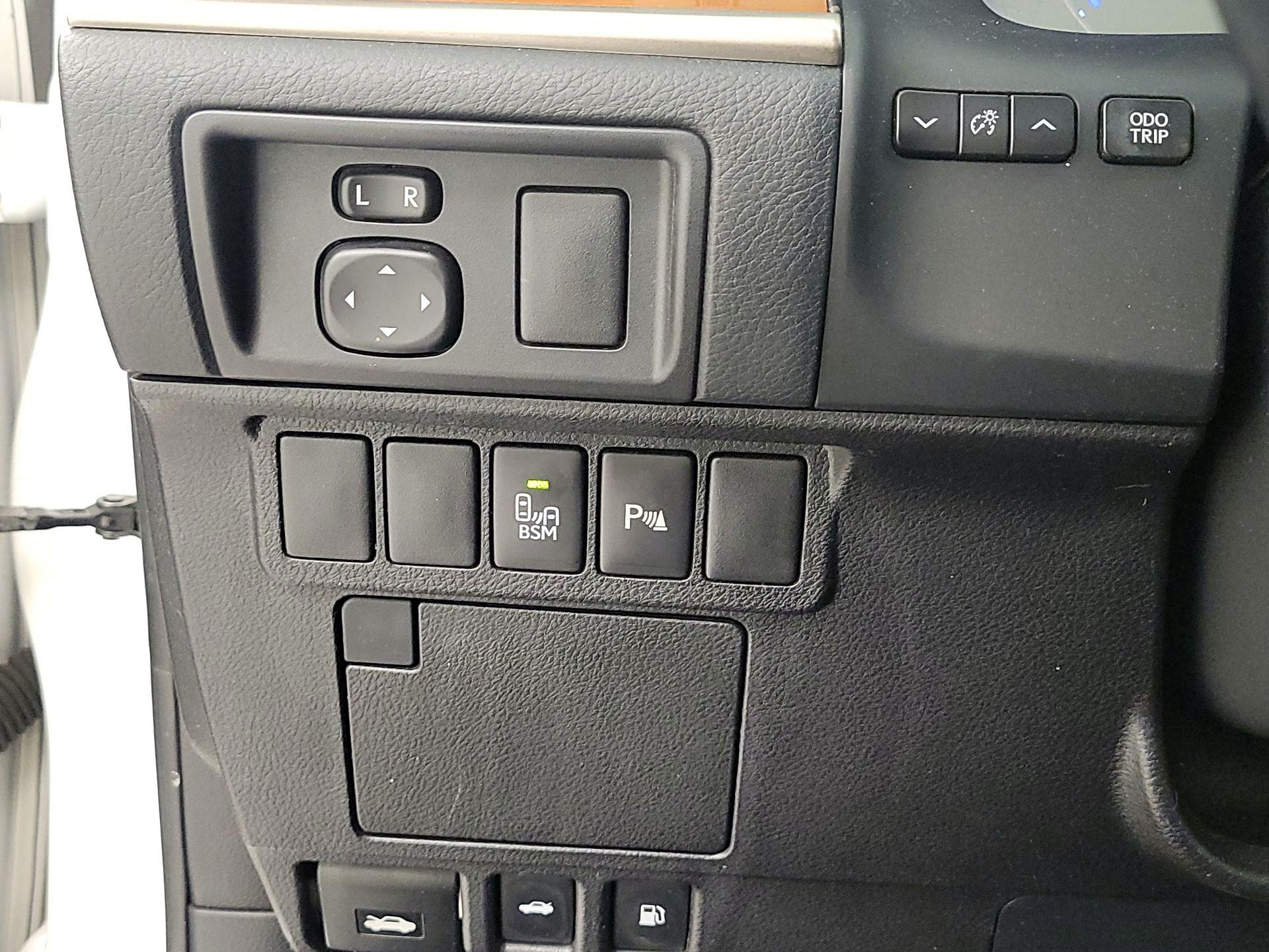 Thumbnail: 2014 Lexus ES - 13