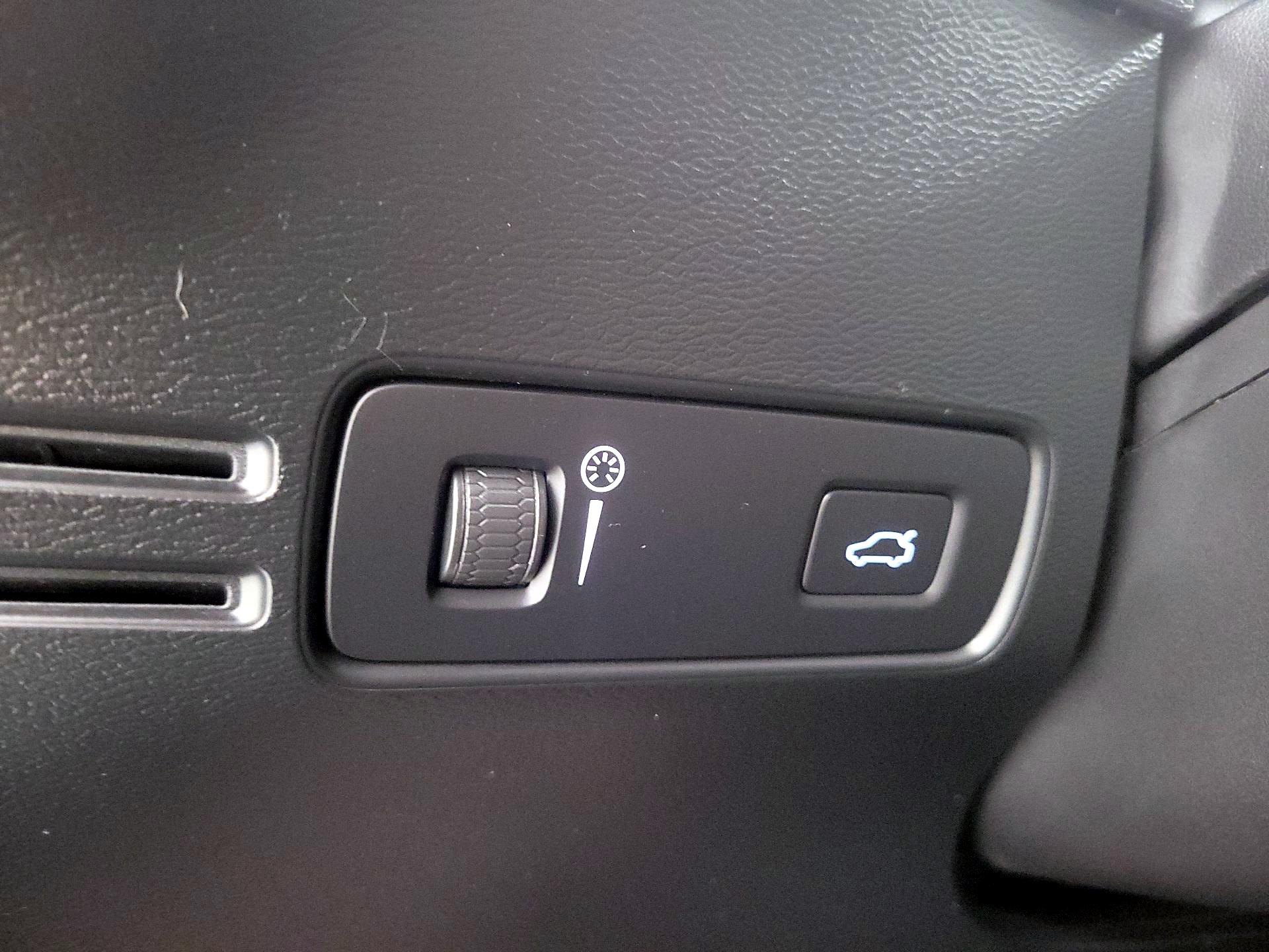 Thumbnail: 2021 Volvo XC40 - 13