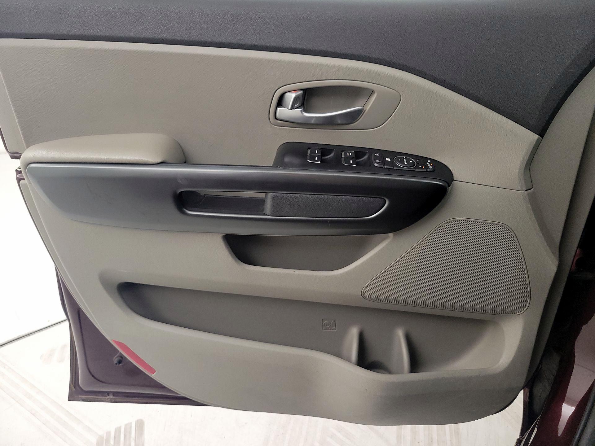 Thumbnail: 2017 Kia Sedona - 12