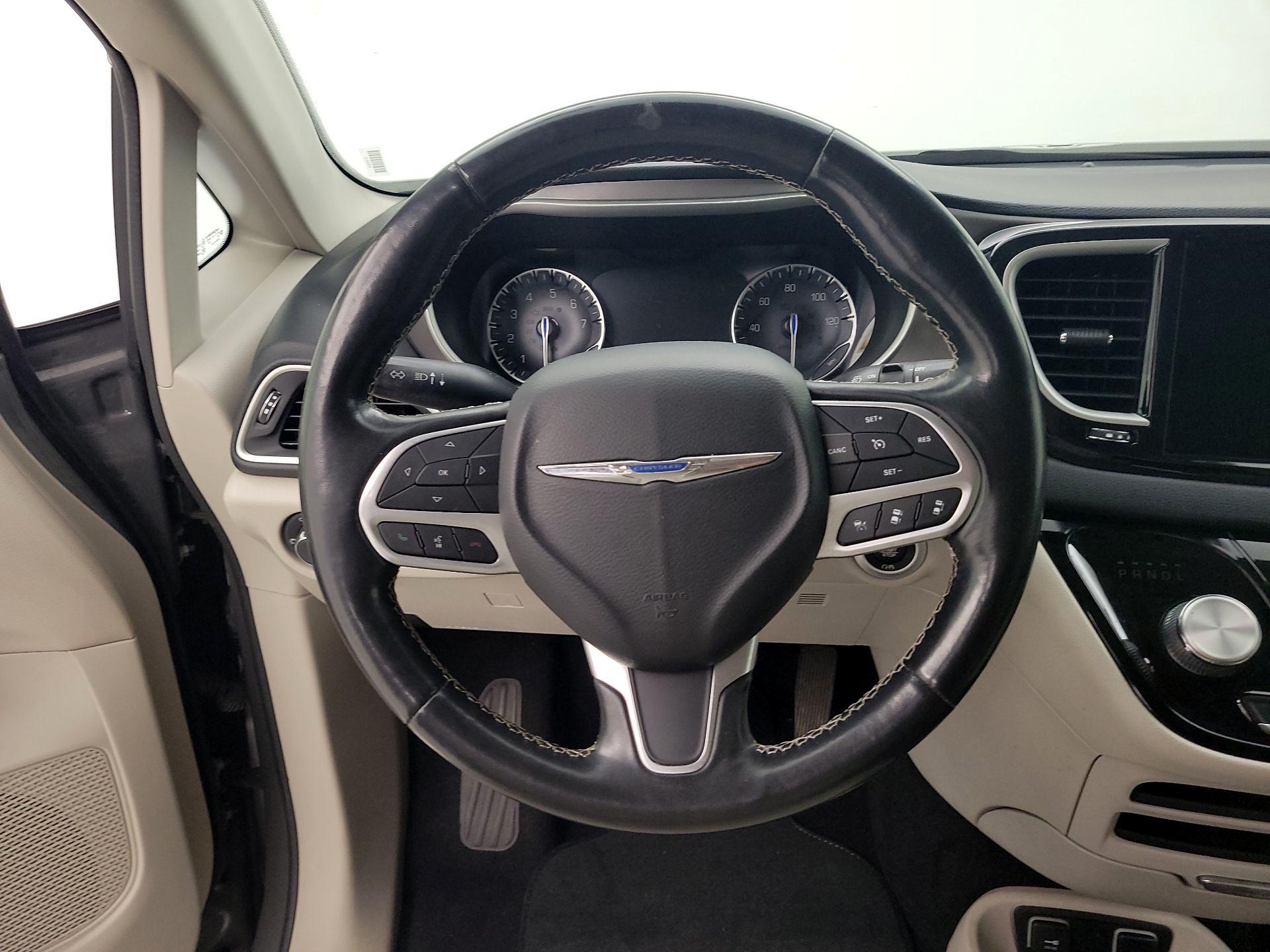 Thumbnail: 2021 Chrysler Pacifica - 10