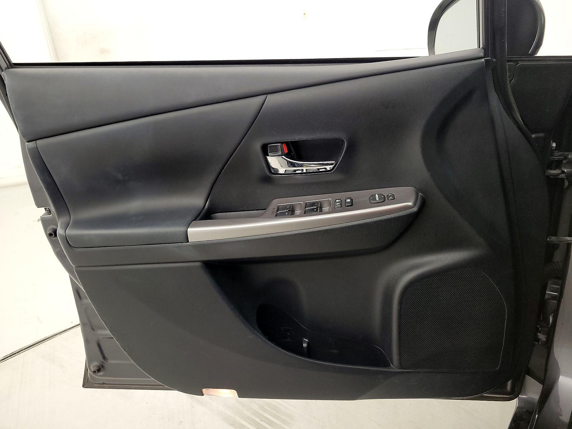 Thumbnail: 2015 Toyota Prius v - 12