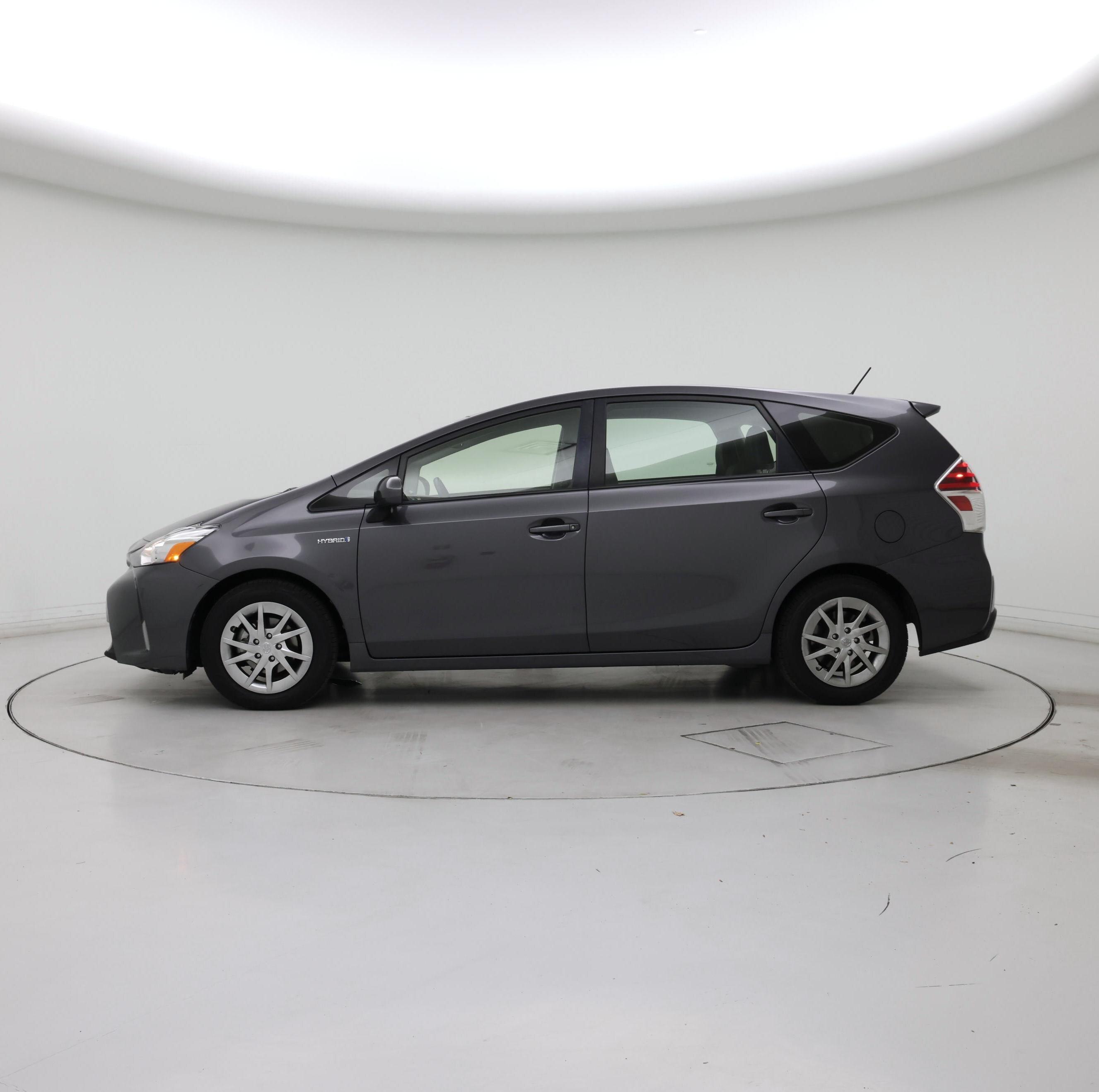 Thumbnail: 2015 Toyota Prius v - 3