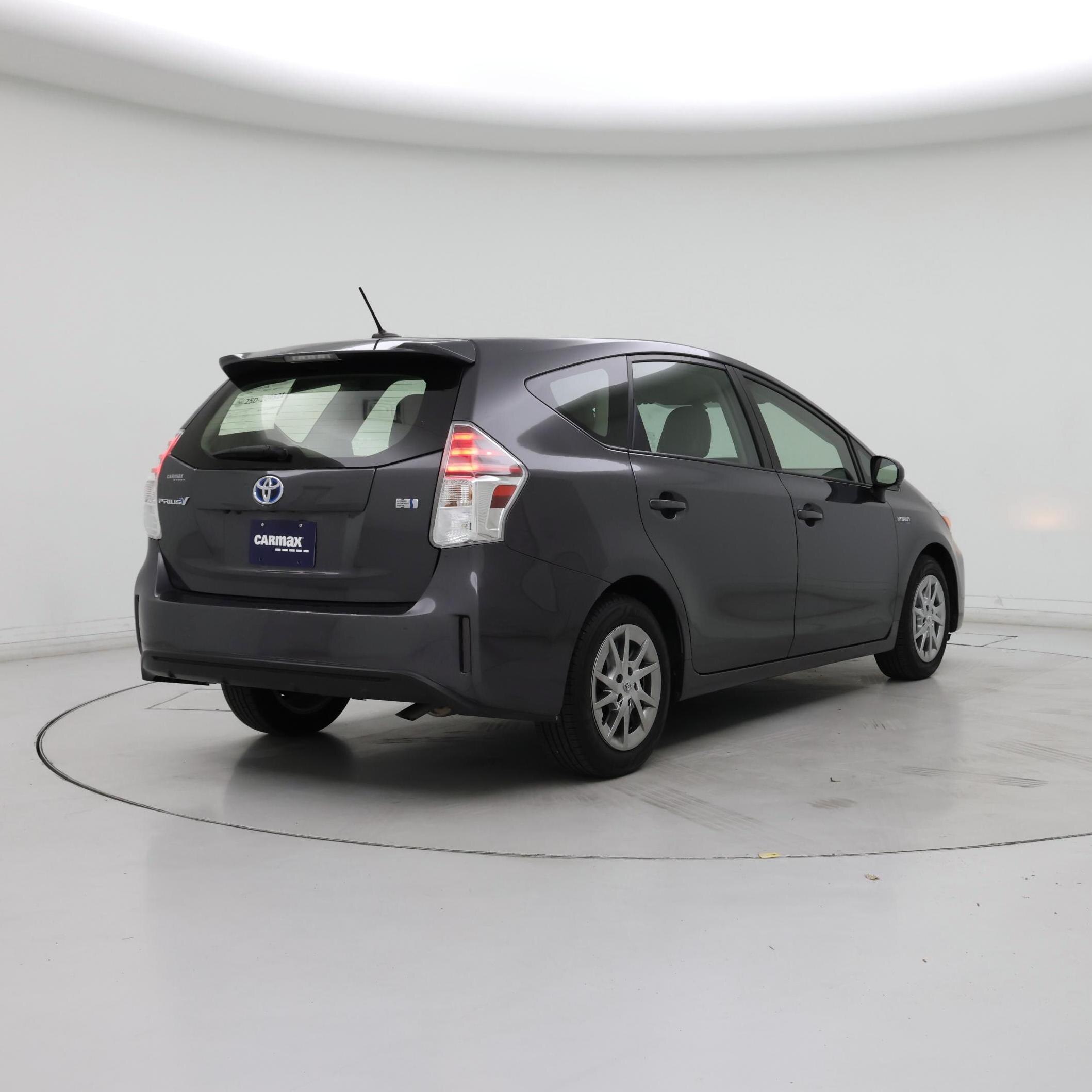 Thumbnail: 2015 Toyota Prius v - 8