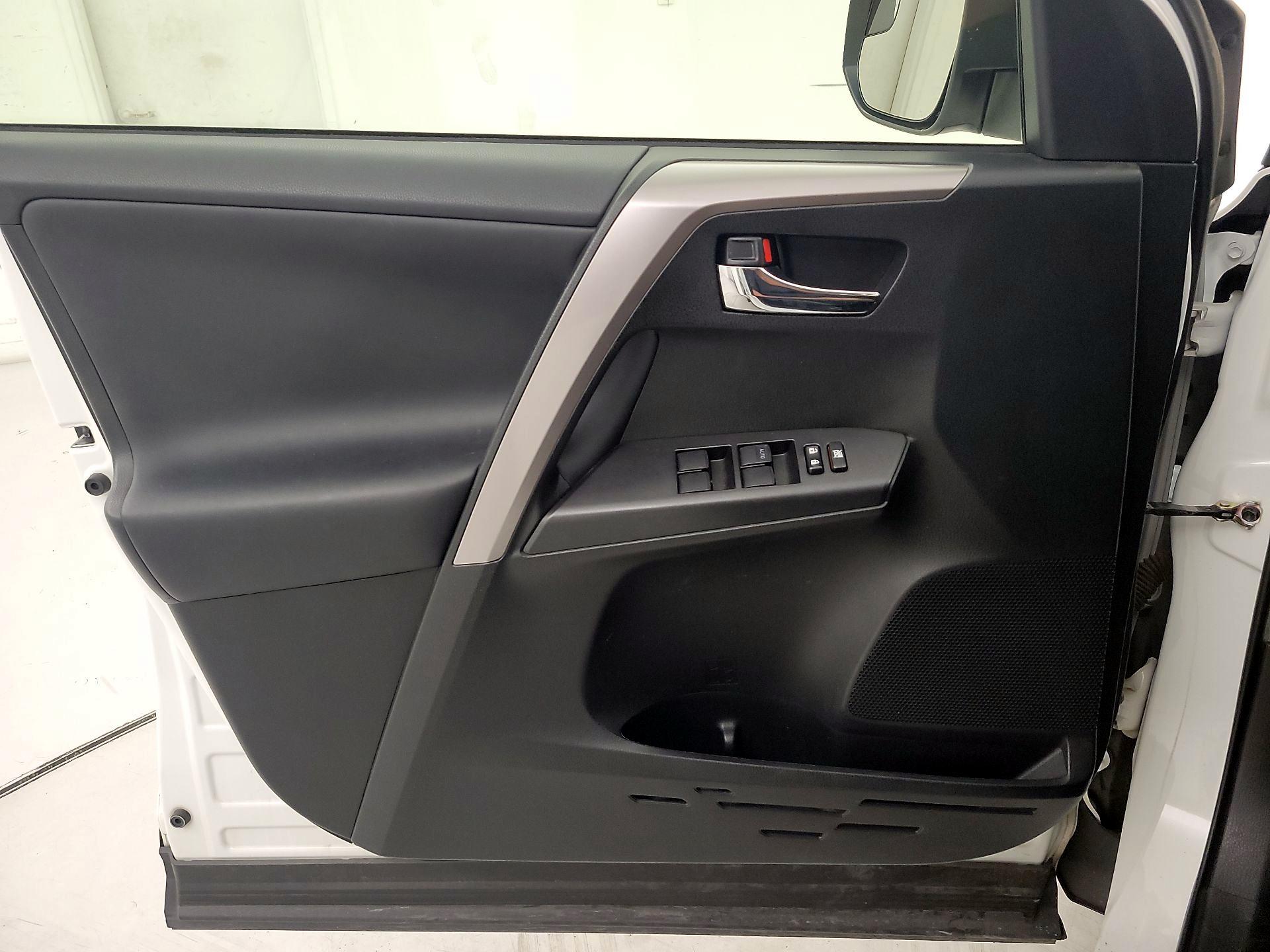 Thumbnail: 2016 Toyota RAV4 - 12