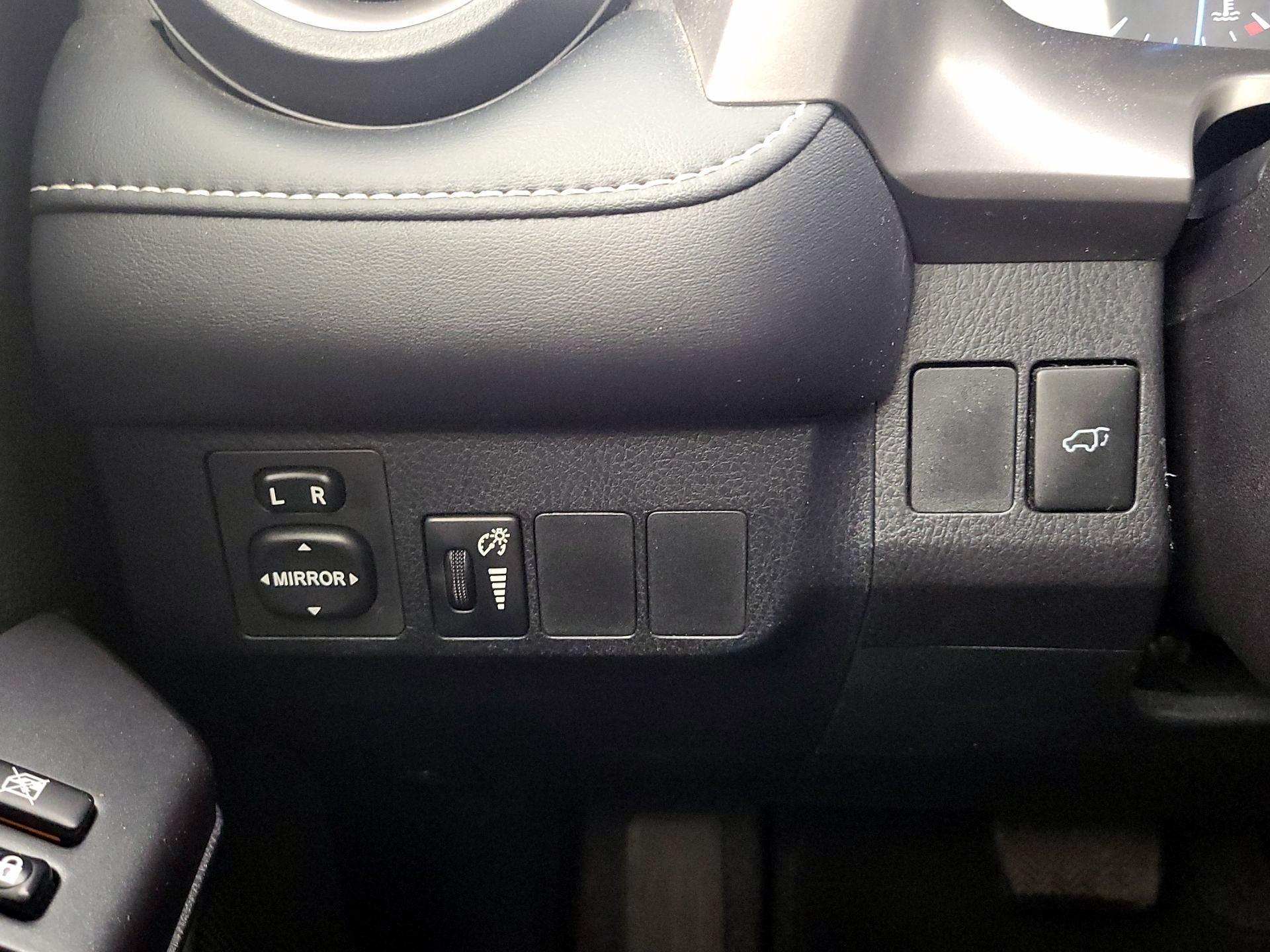 Thumbnail: 2016 Toyota RAV4 - 13