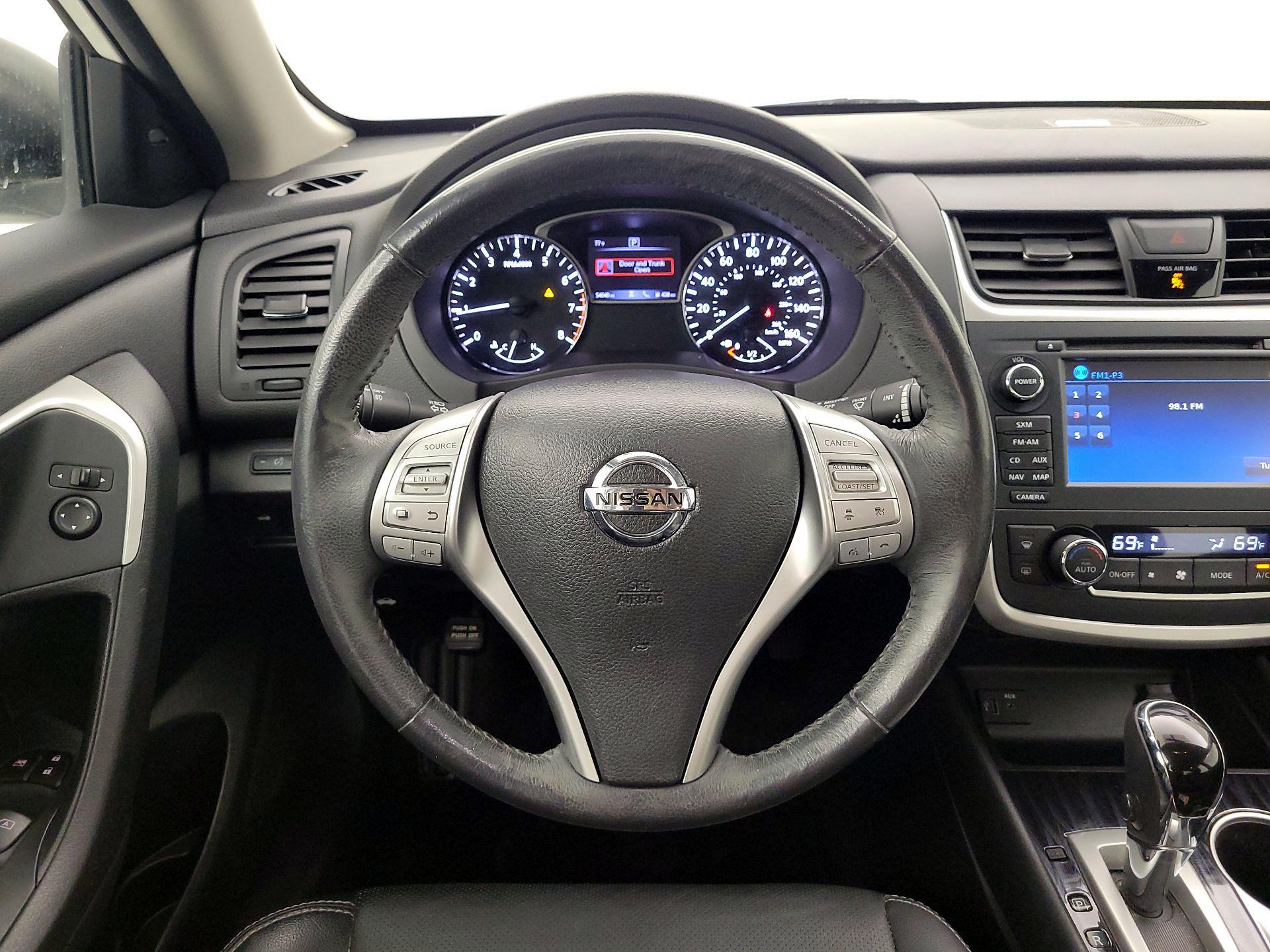 Thumbnail: 2017 Nissan Altima - 10