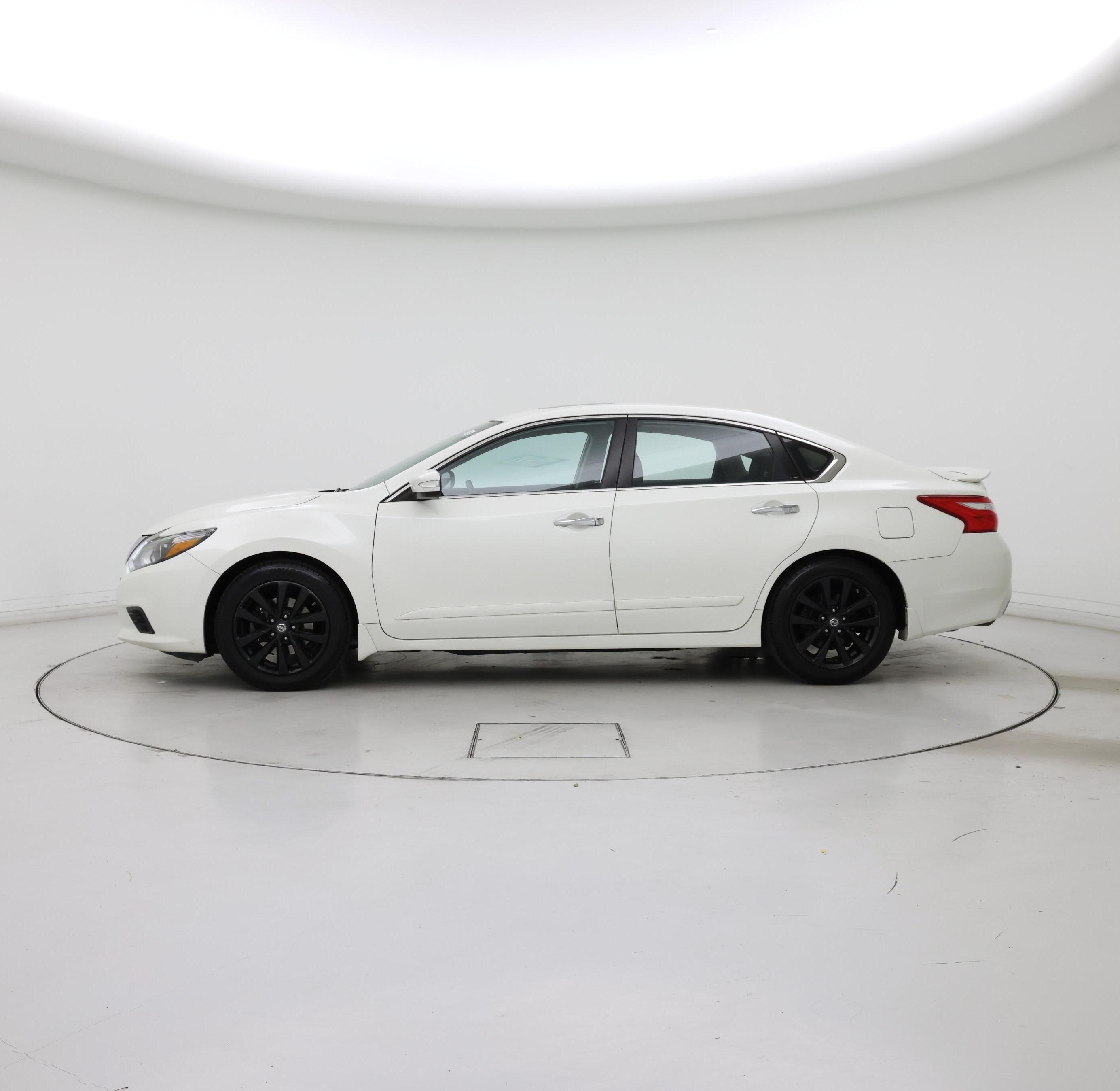 Thumbnail: 2017 Nissan Altima - 3