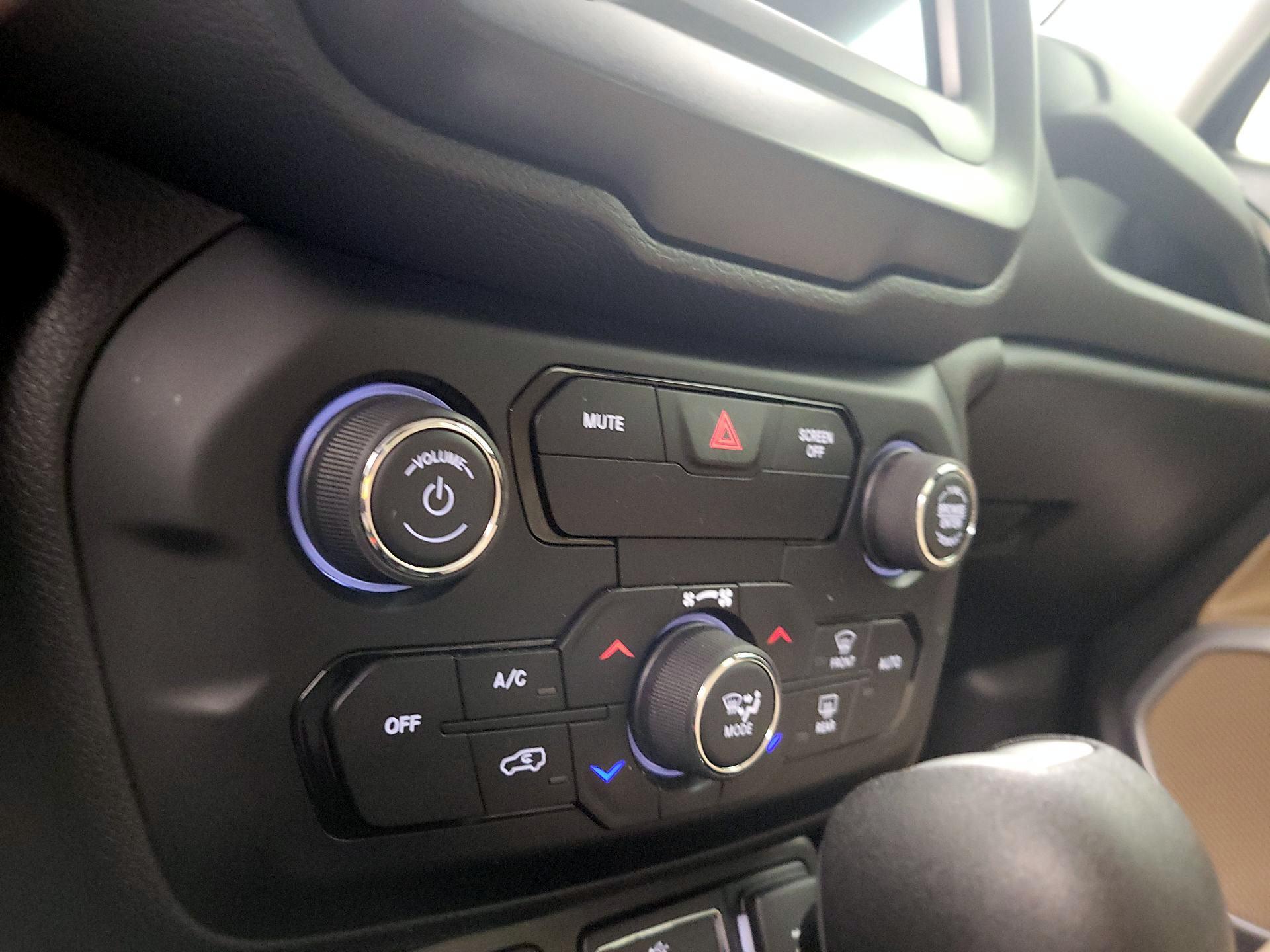 Thumbnail: 2019 Jeep Renegade - 17