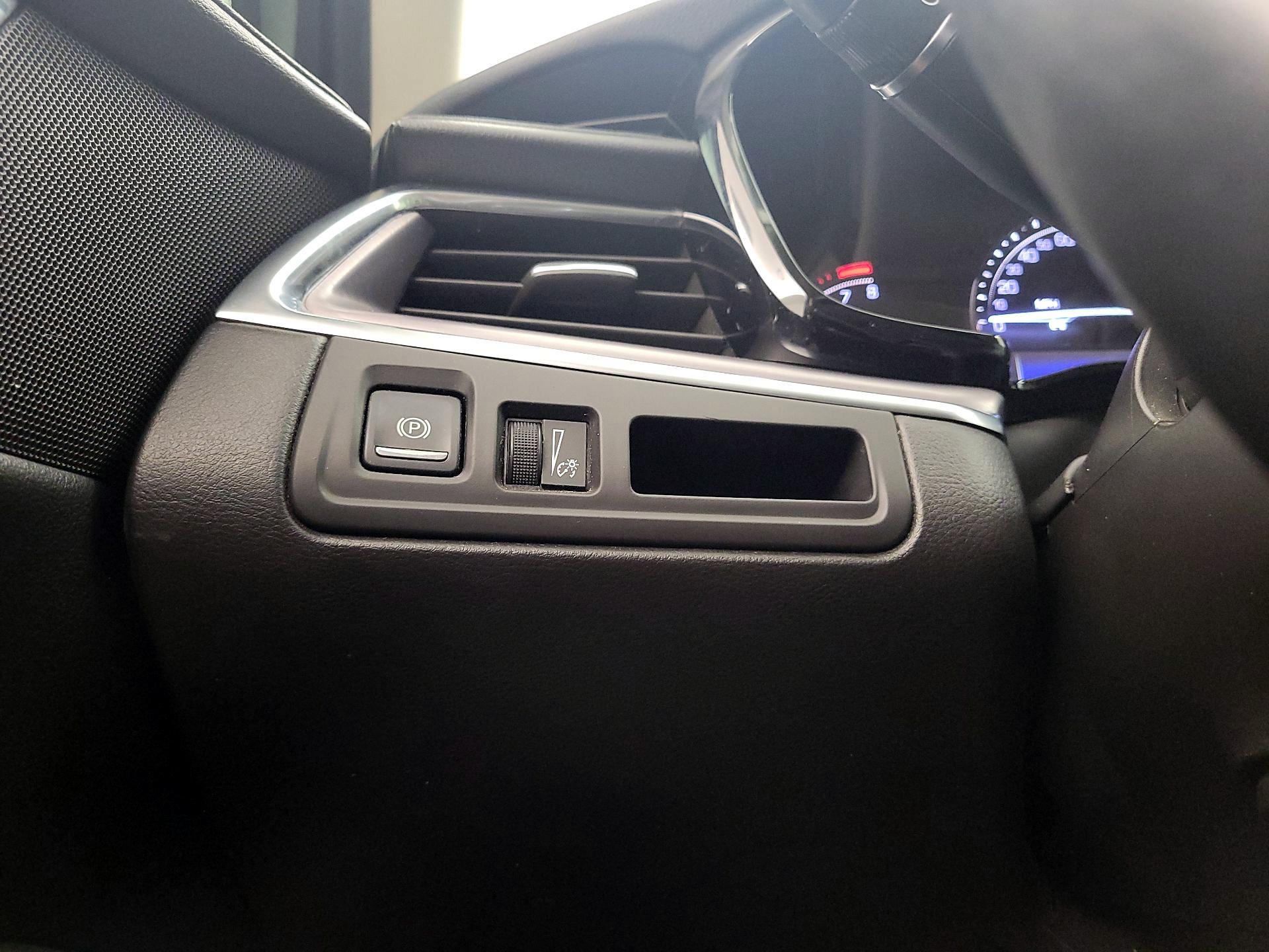 Thumbnail: 2017 Cadillac XT5 - 13