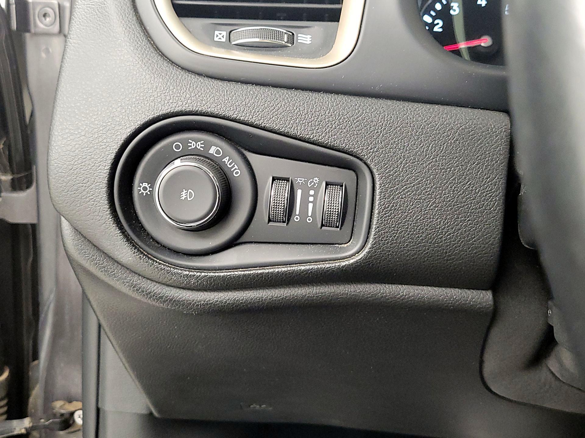 Thumbnail: 2017 Jeep Renegade - 13