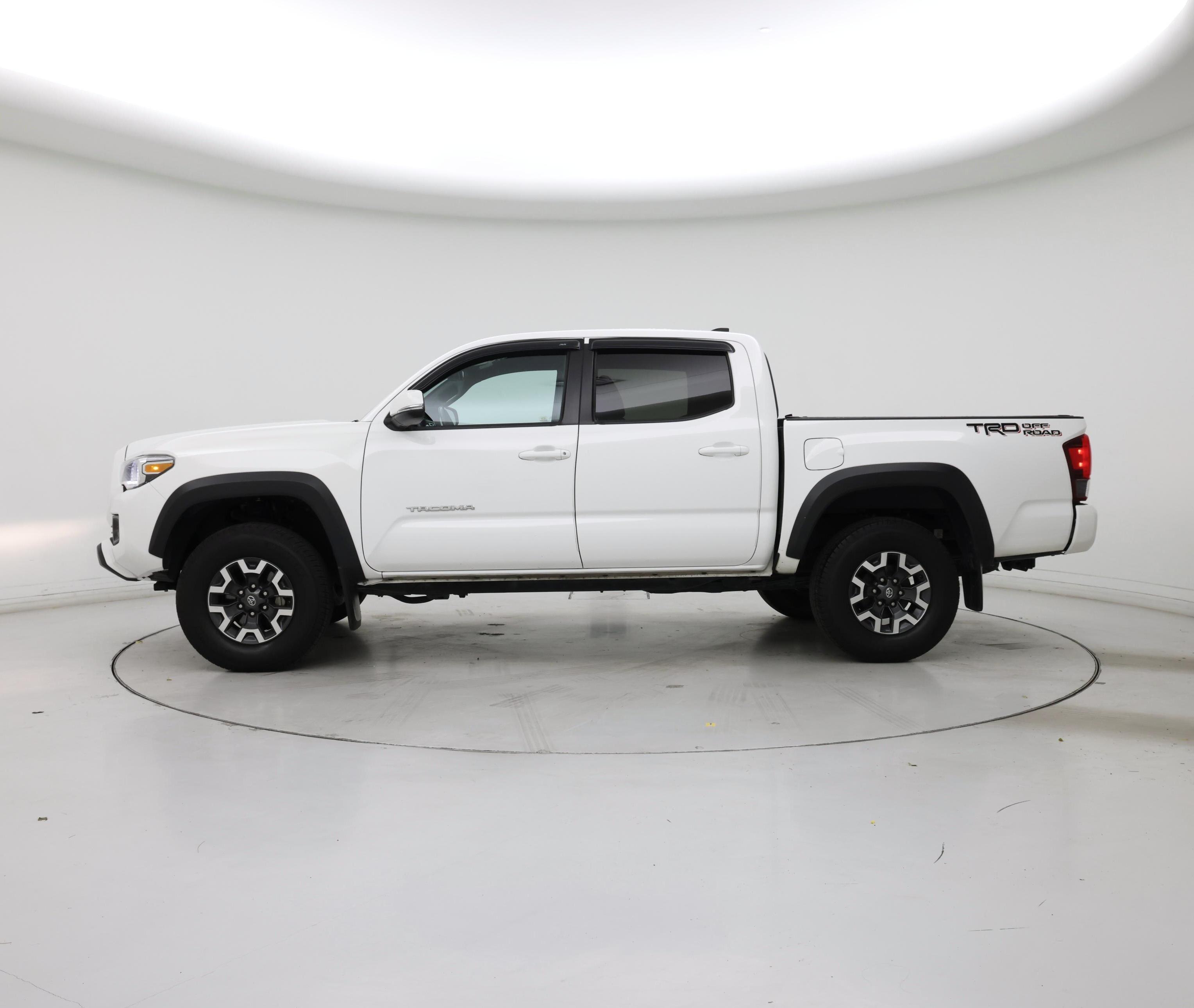 Thumbnail: 2018 Toyota Tacoma - 3
