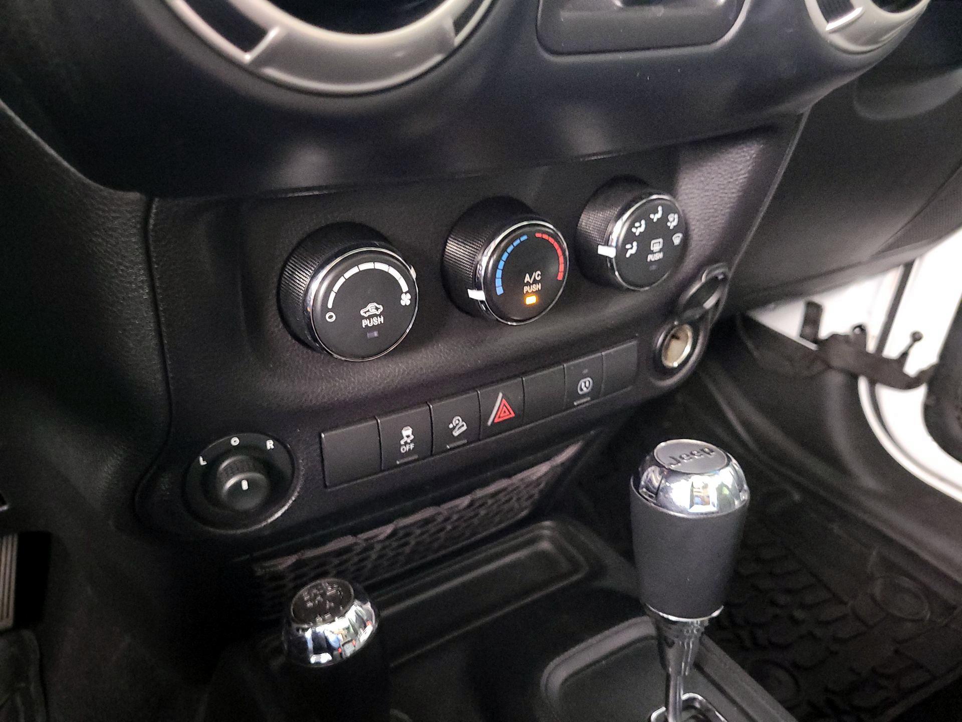 Thumbnail: 2018 Jeep Wrangler - 14