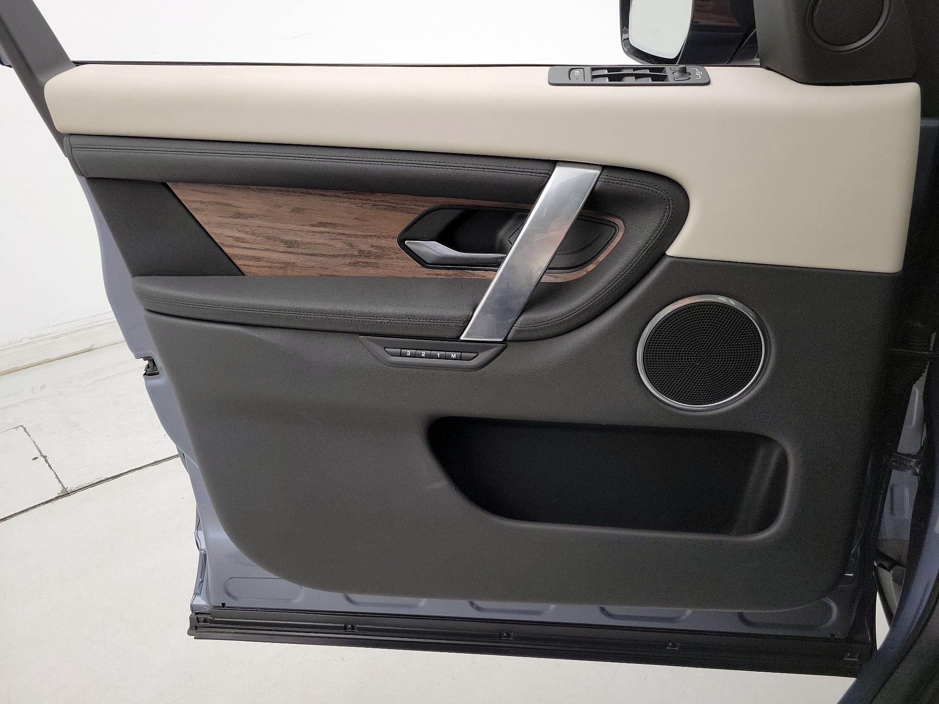 Thumbnail: 2020 Land Rover Discovery Sport - 12