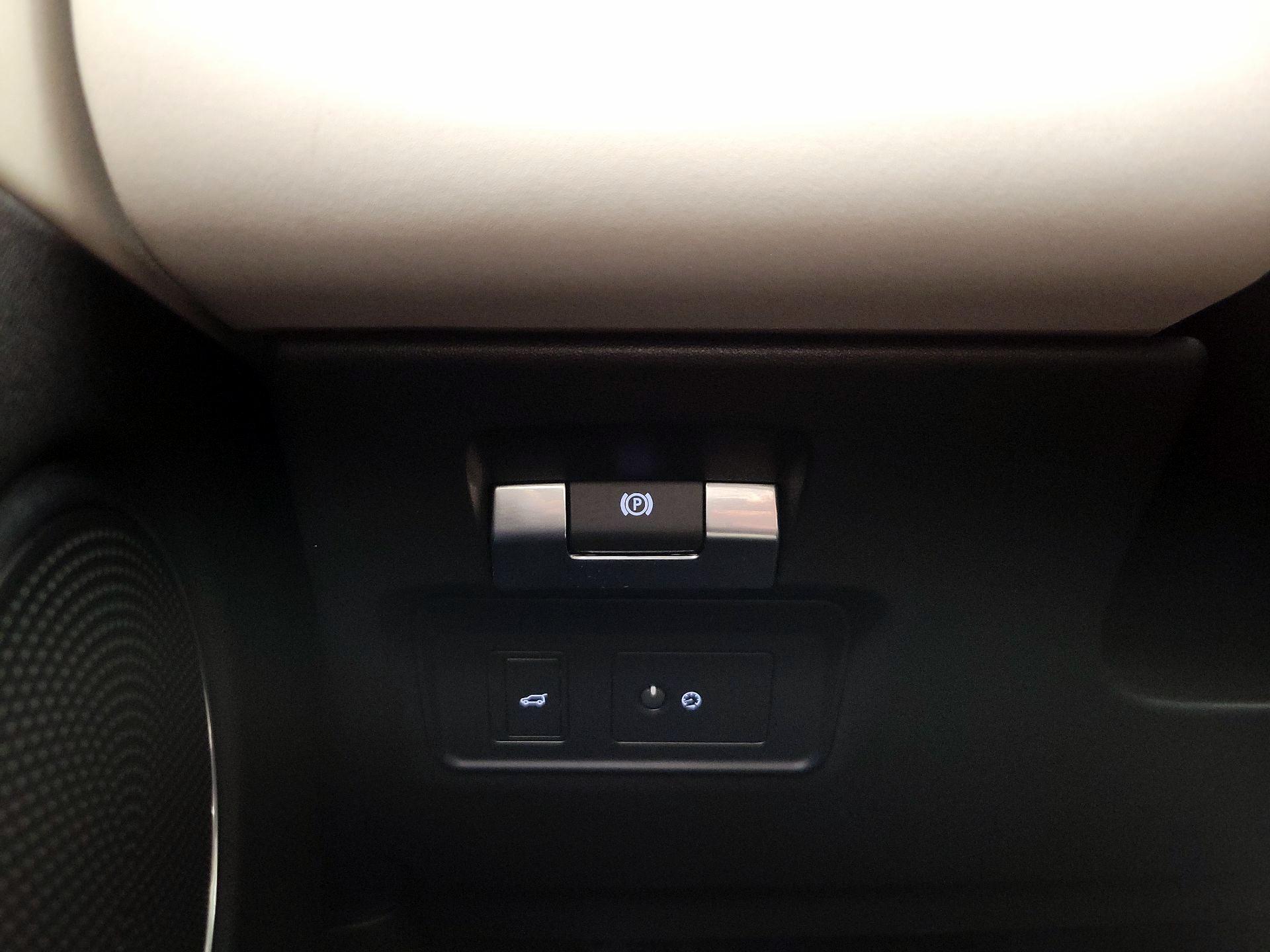 Thumbnail: 2020 Land Rover Discovery Sport - 13