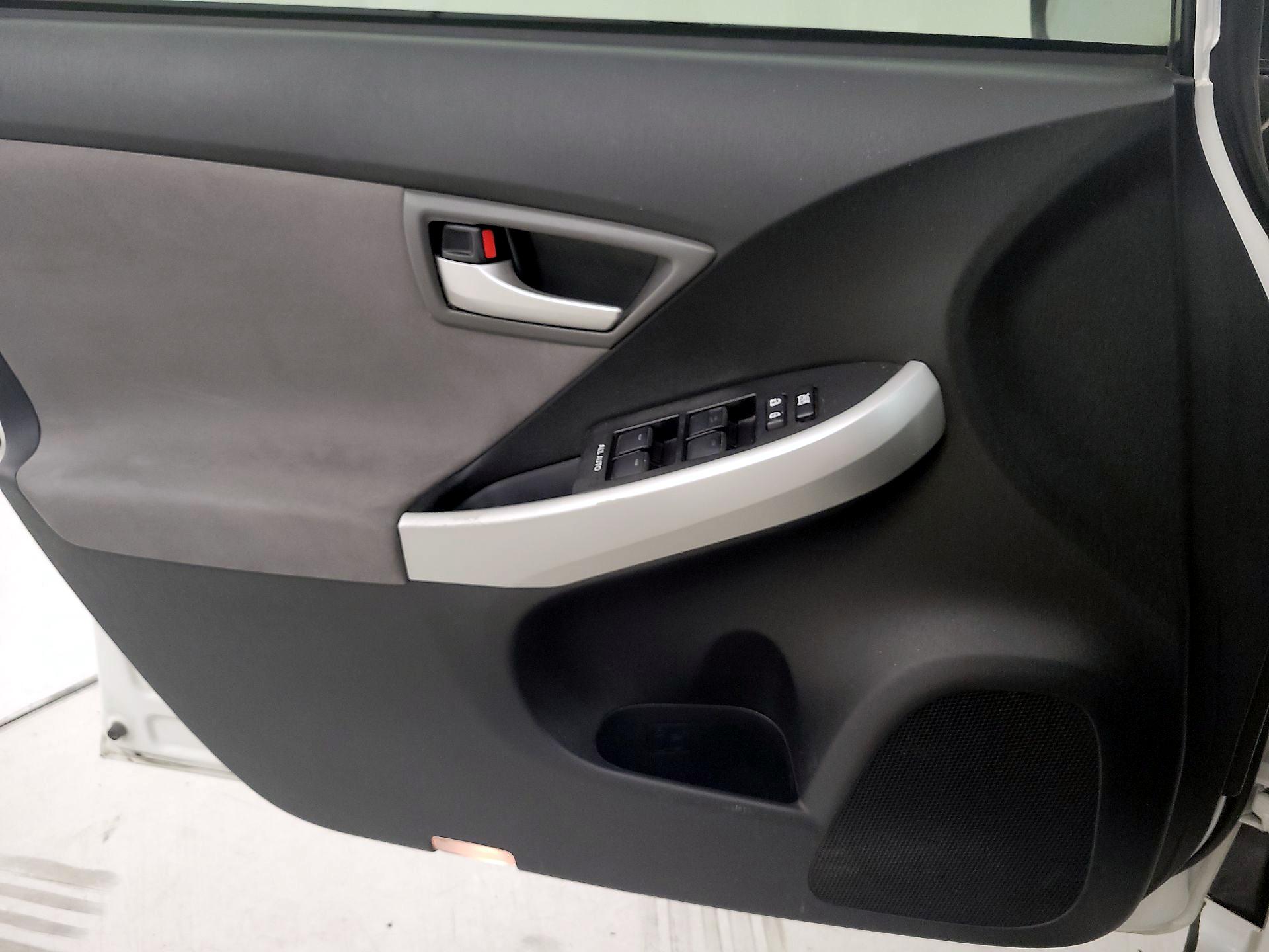 Thumbnail: 2015 Toyota Prius - 12