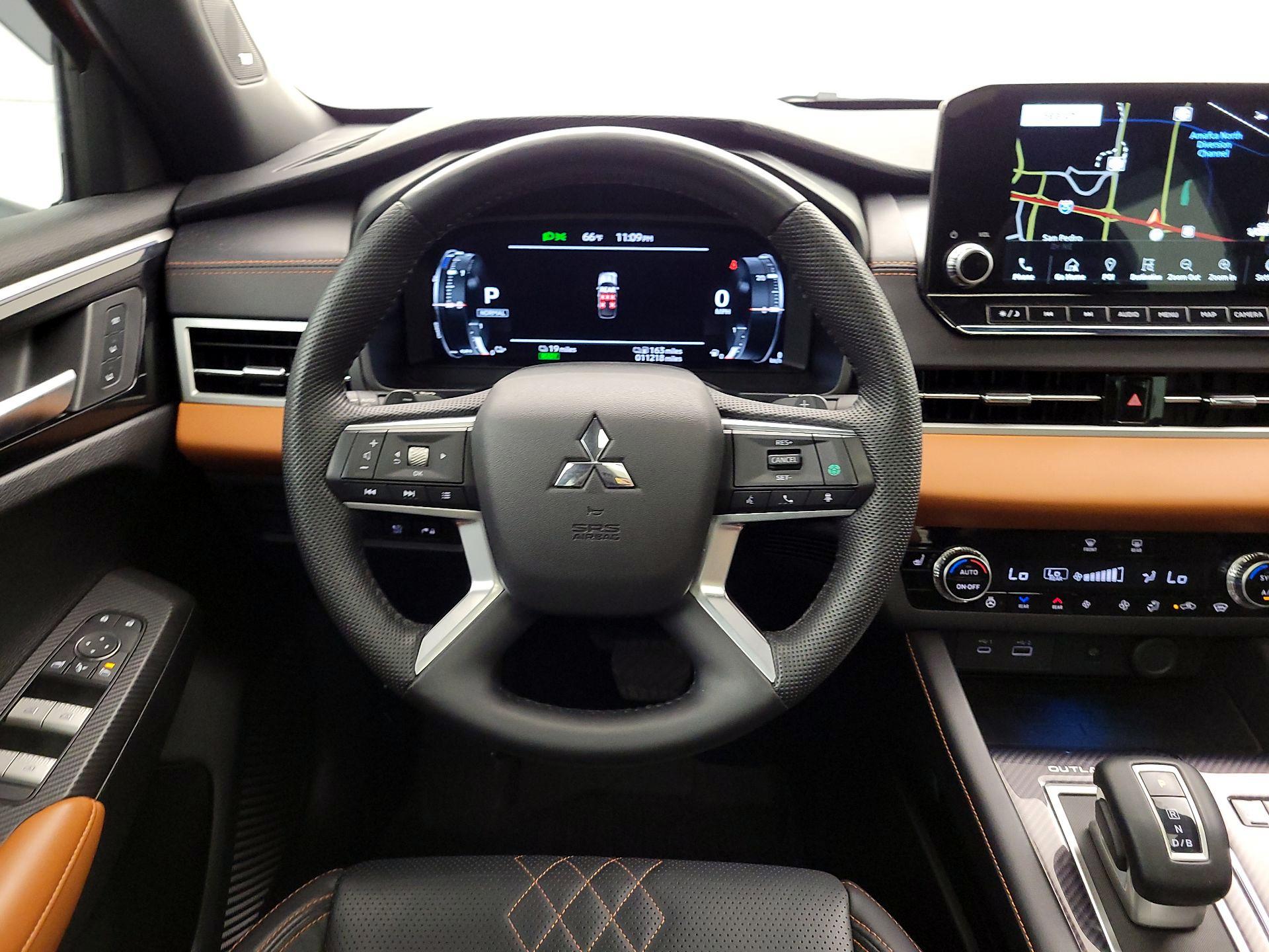 Thumbnail: 2023 Mitsubishi Outlander - 10