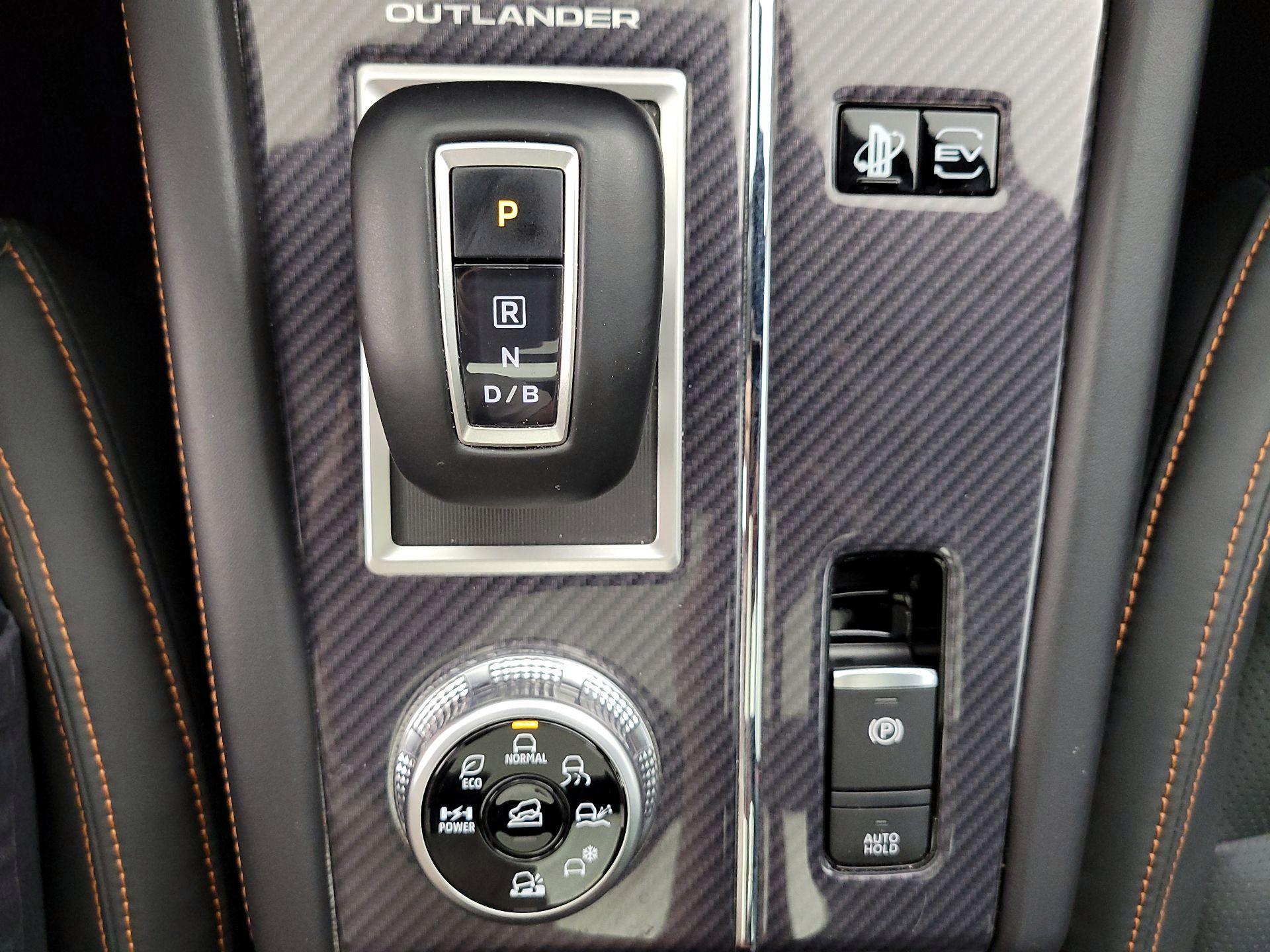Thumbnail: 2023 Mitsubishi Outlander - 18