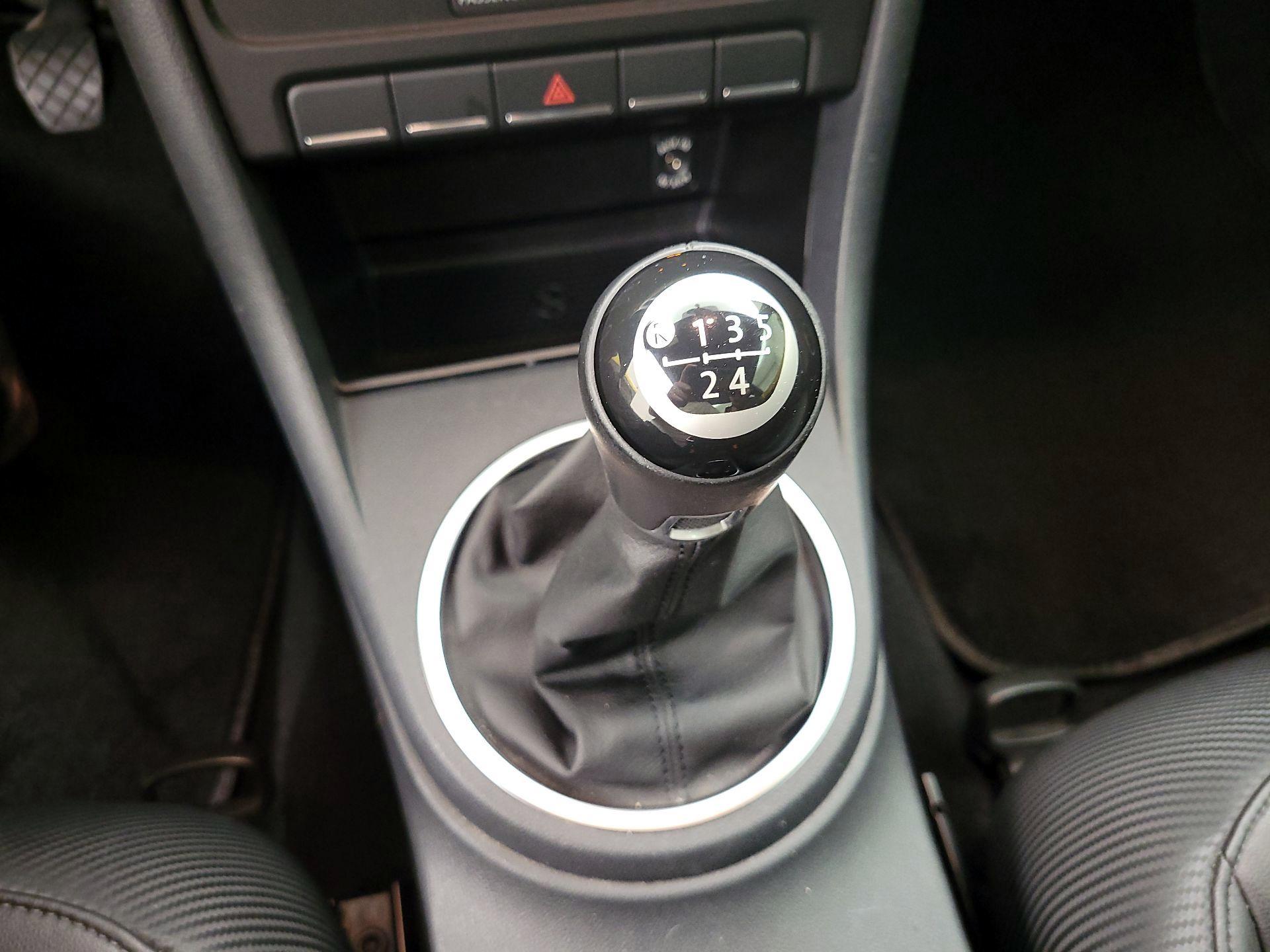Thumbnail: 2014 Volkswagen Beetle - 15