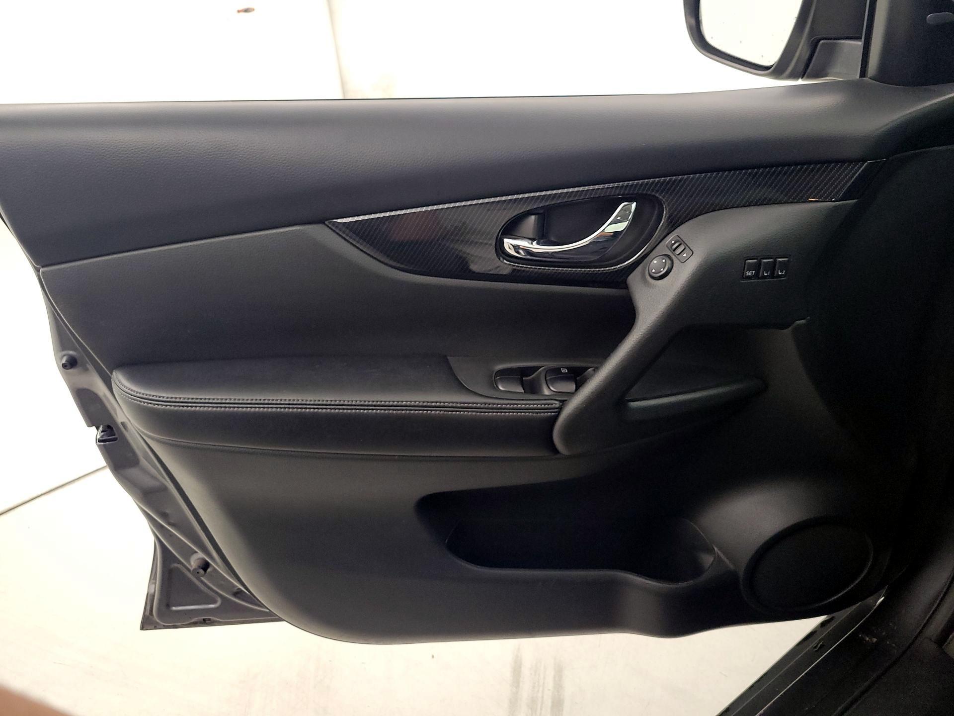 Thumbnail: 2017 Nissan Rogue - 12