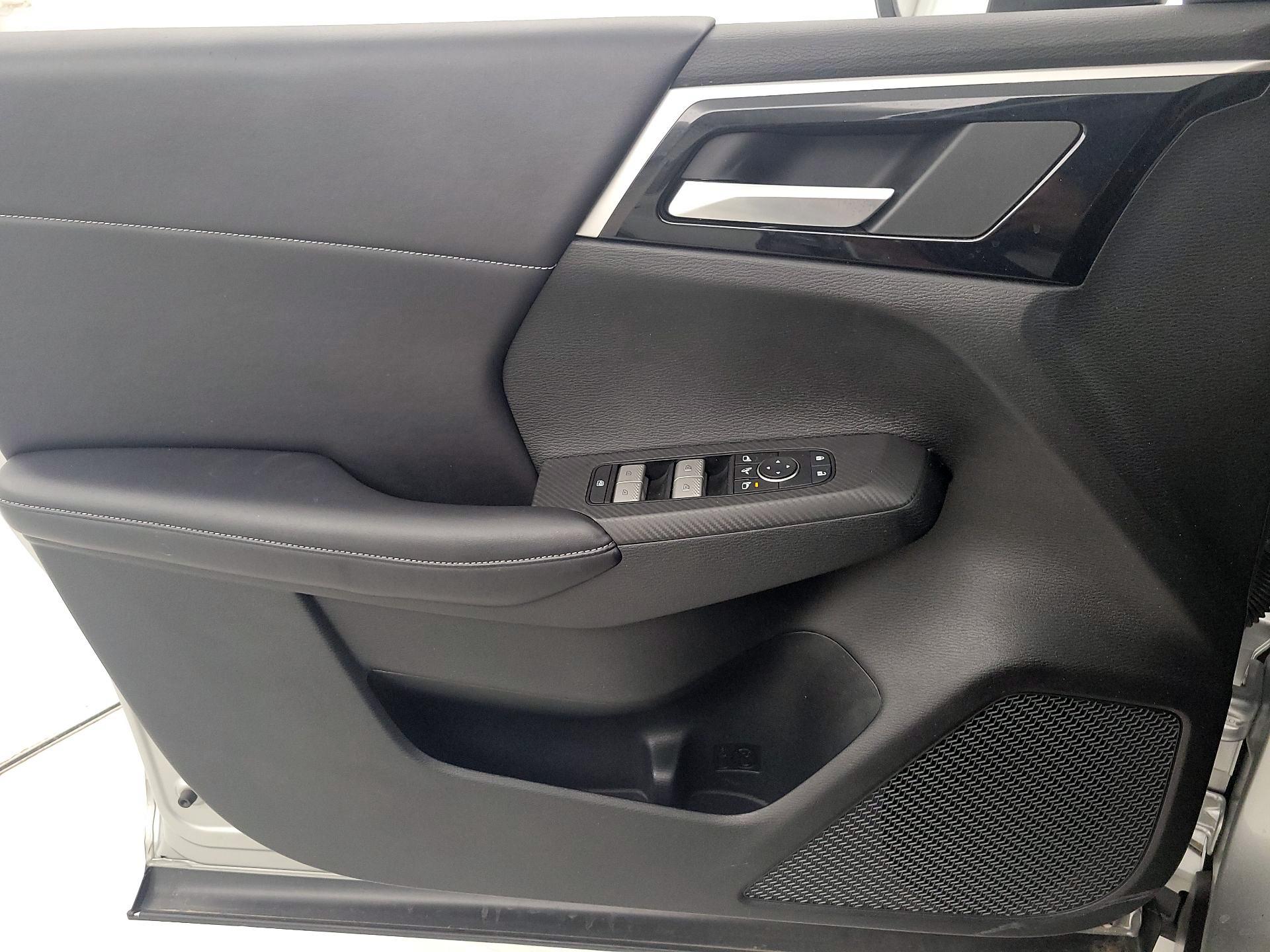 Thumbnail: 2023 Mitsubishi Outlander - 12