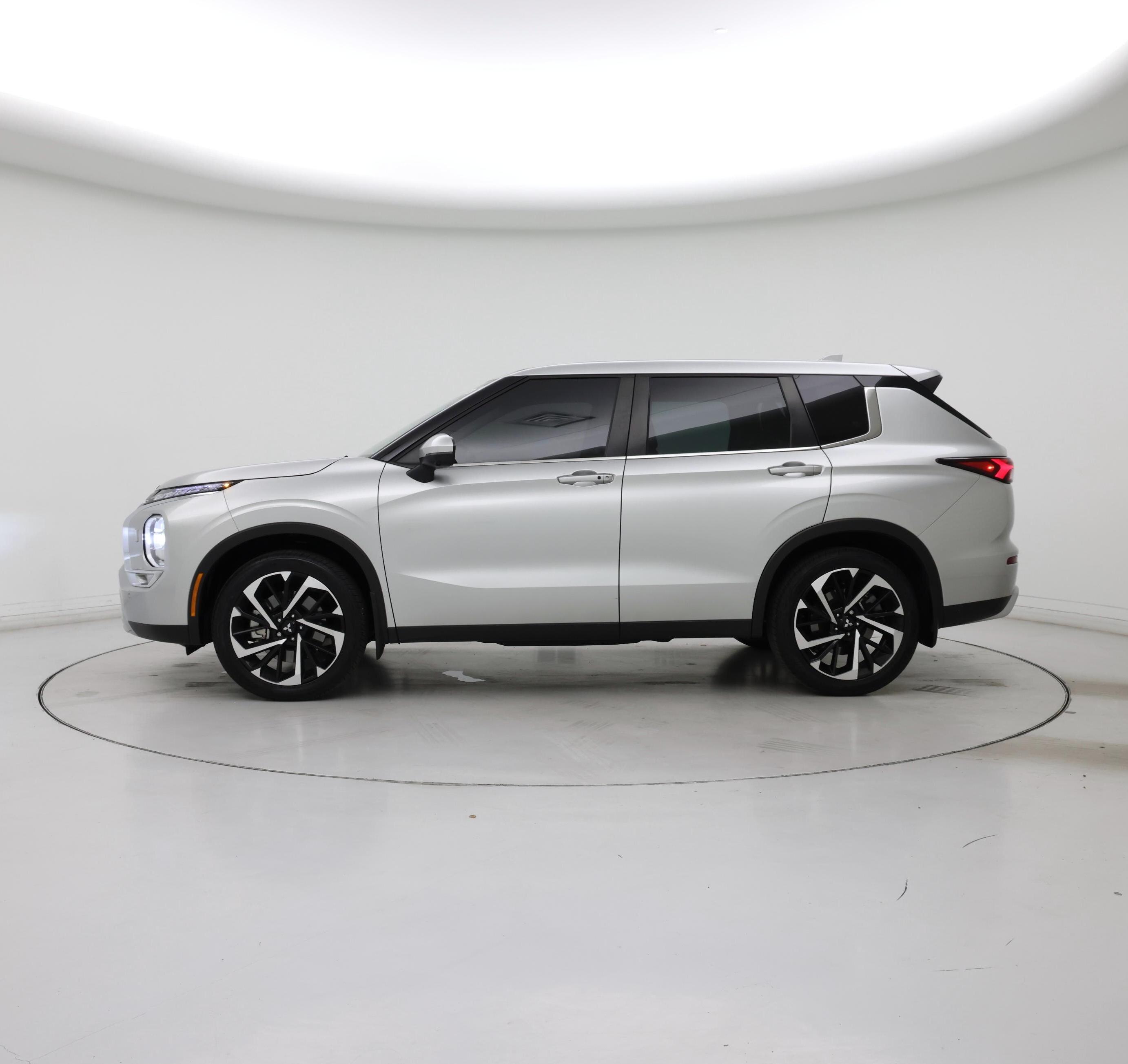 Thumbnail: 2023 Mitsubishi Outlander - 3