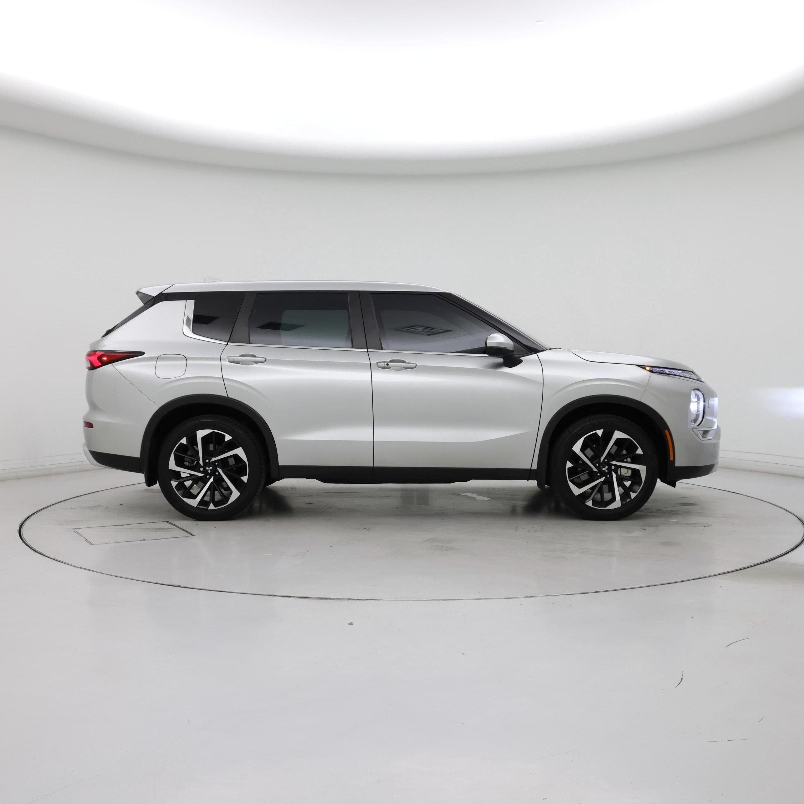 Thumbnail: 2023 Mitsubishi Outlander - 7