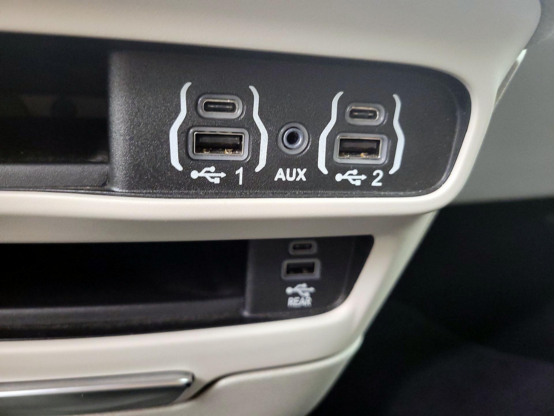 Thumbnail: 2022 Chrysler Pacifica - 18