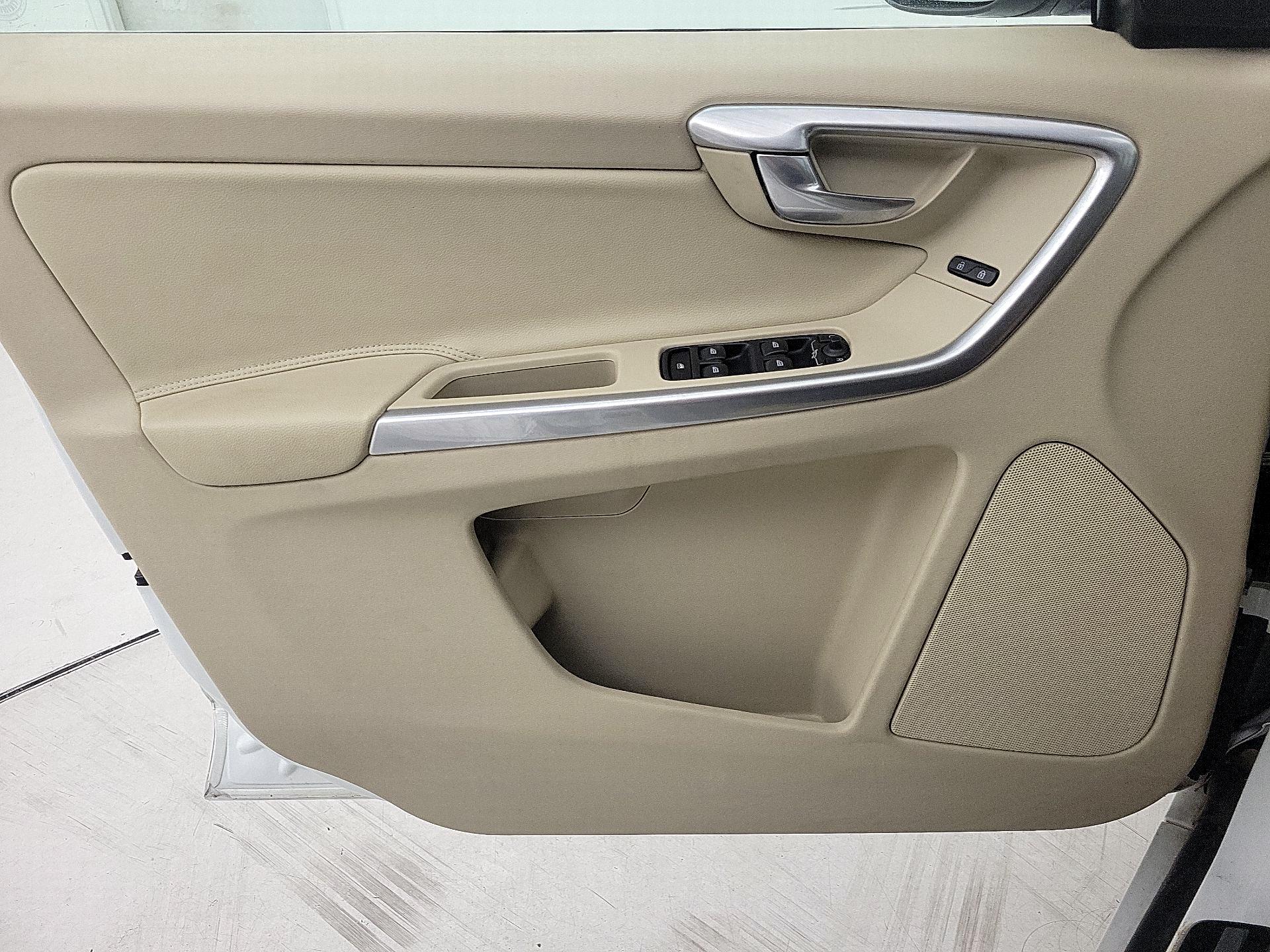 Thumbnail: 2015 Volvo XC60 - 12