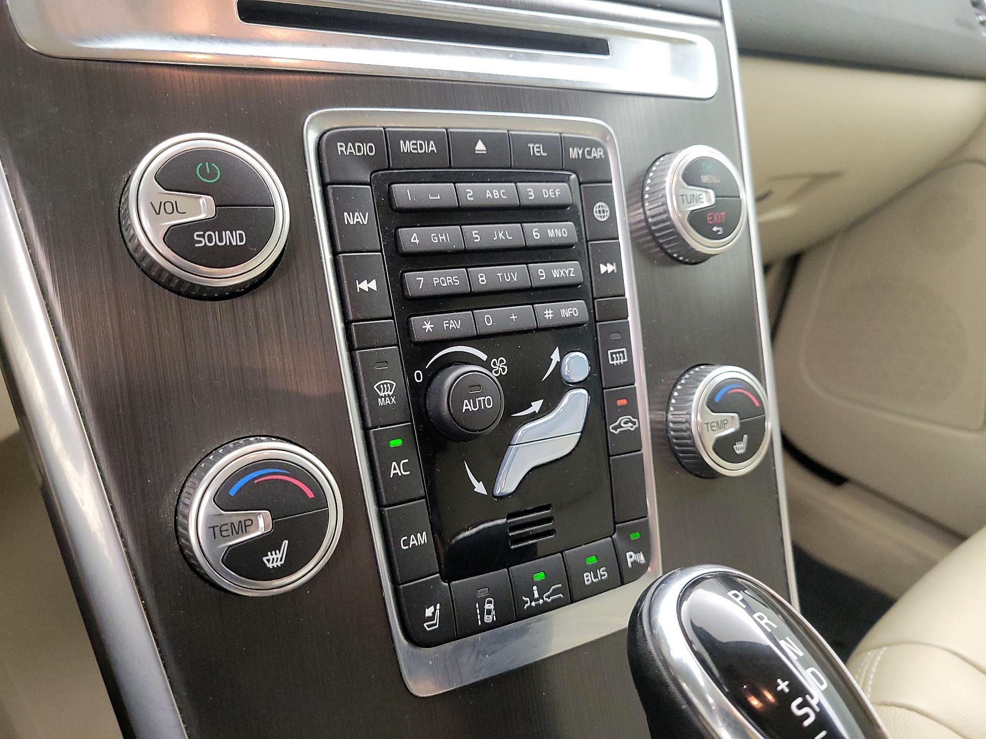 Thumbnail: 2015 Volvo XC60 - 16