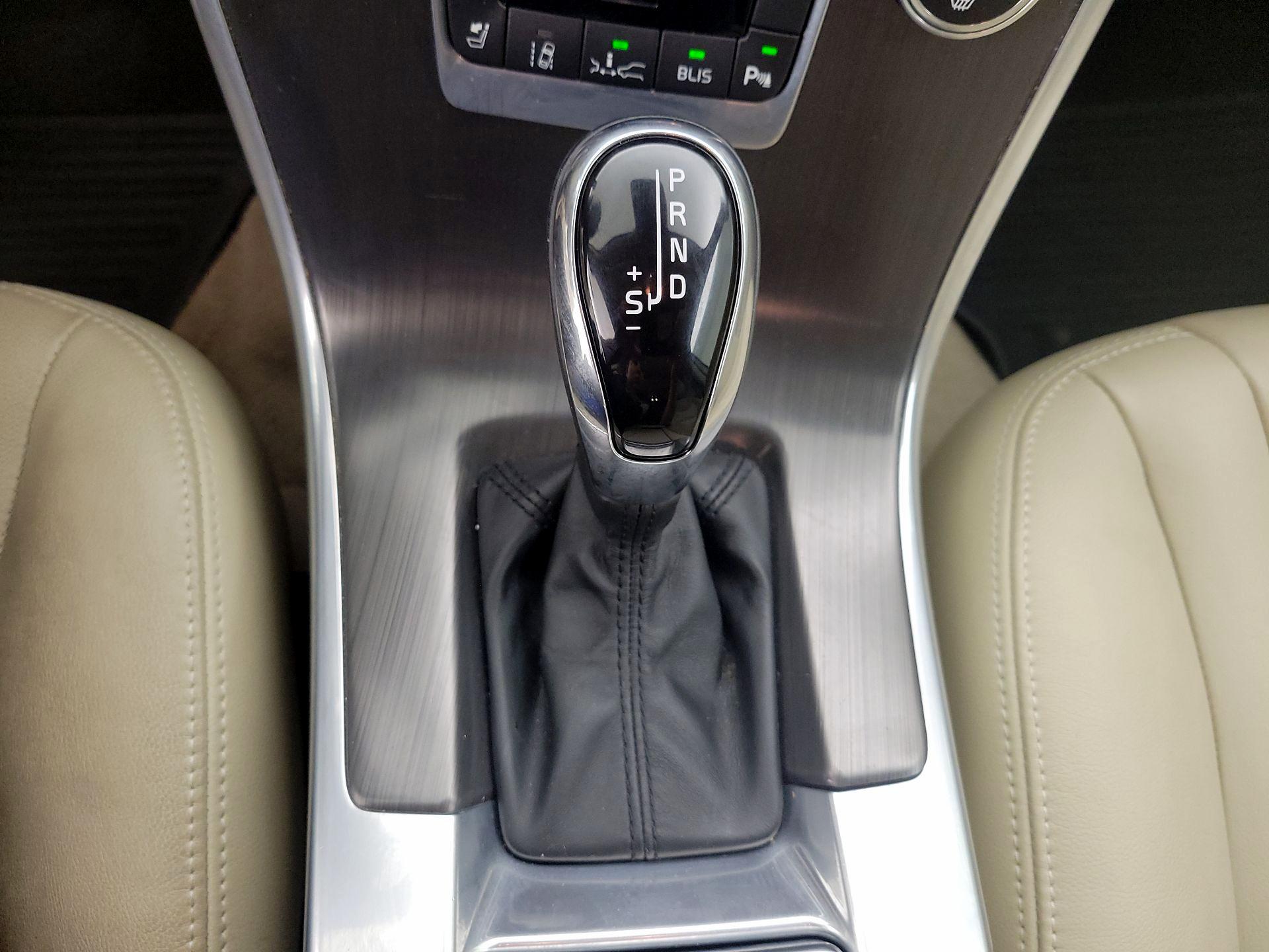 Thumbnail: 2015 Volvo XC60 - 17