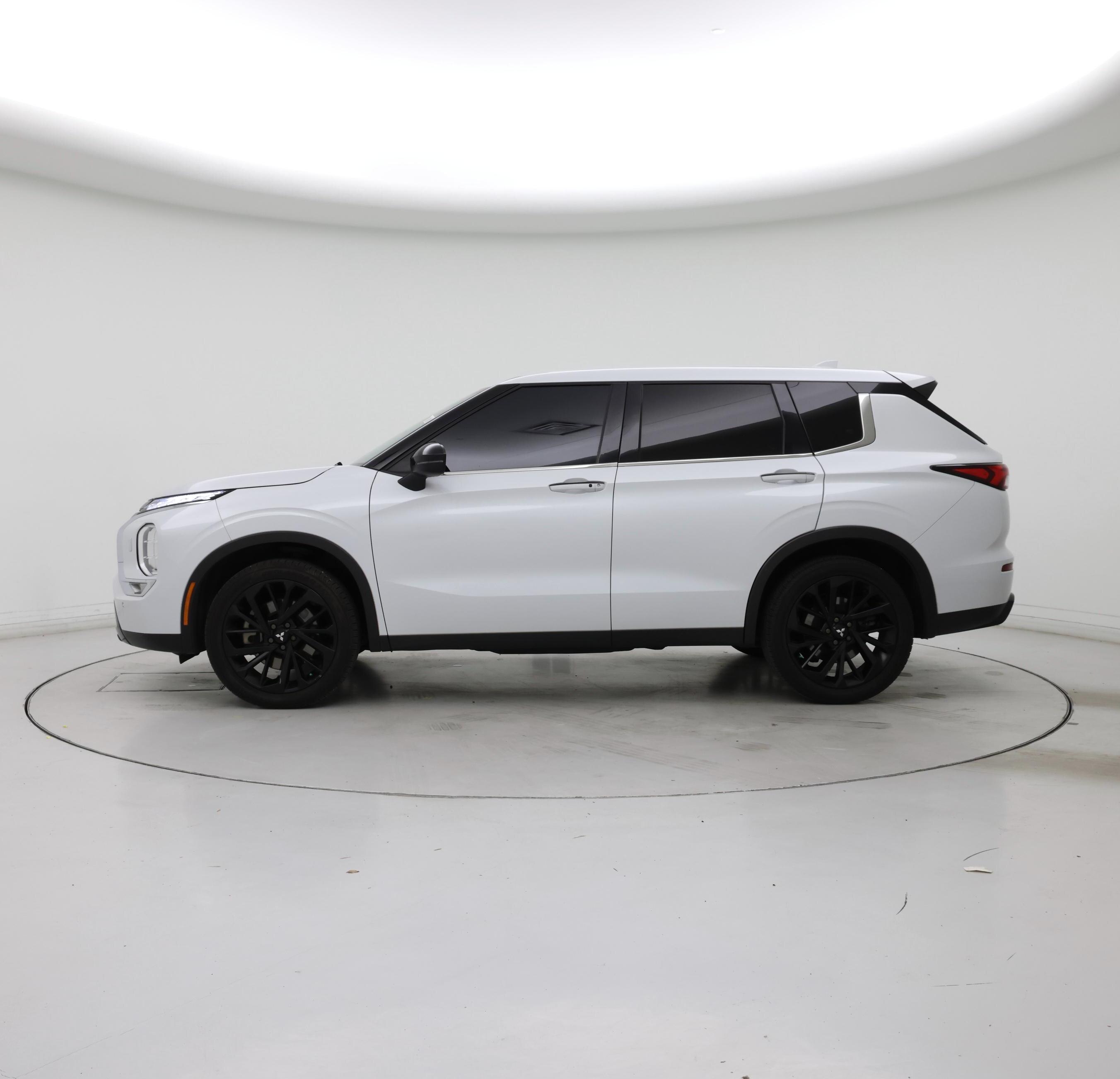 Thumbnail: 2022 Mitsubishi Outlander - 3