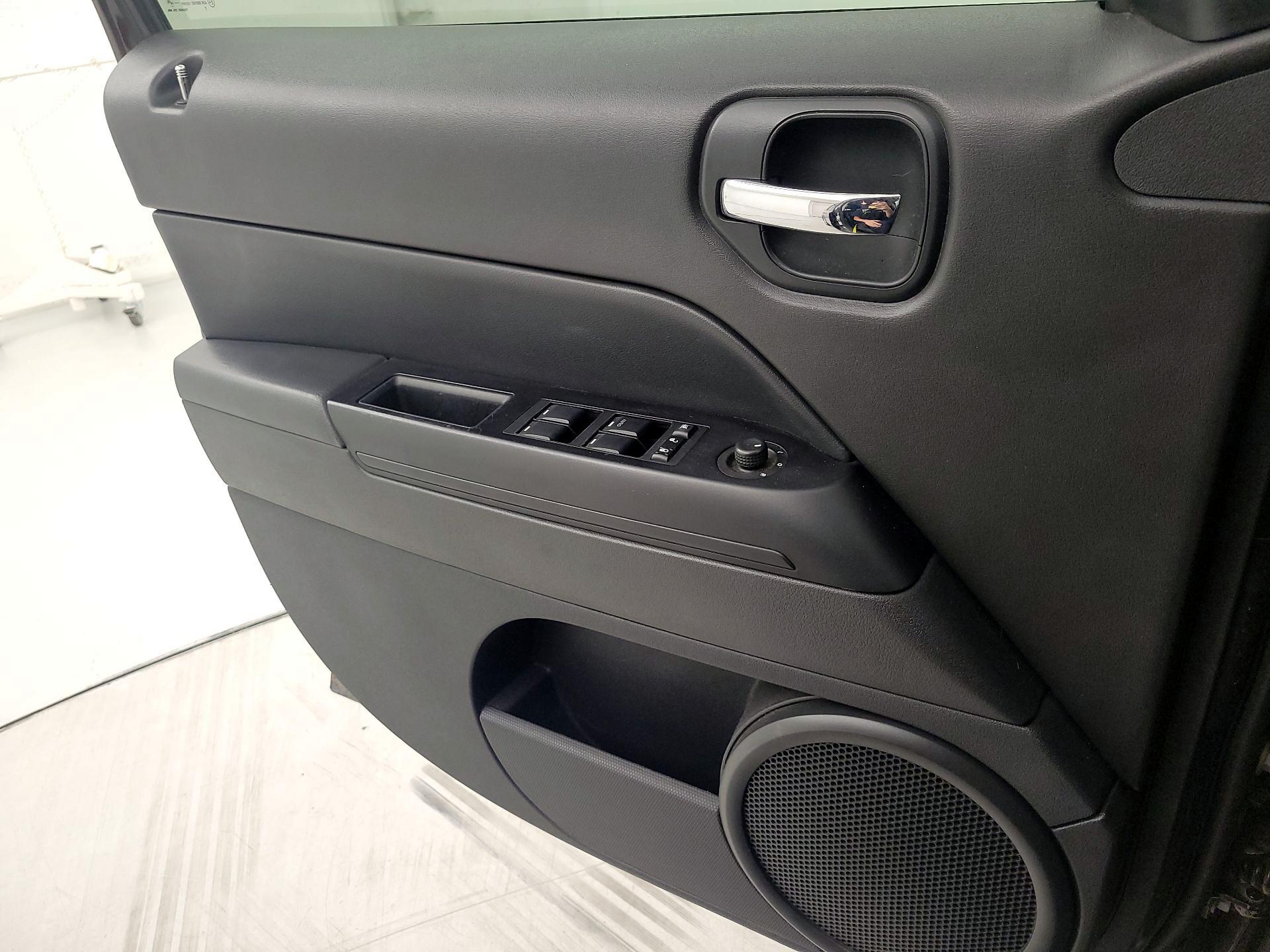 Thumbnail: 2014 Jeep Patriot - 12