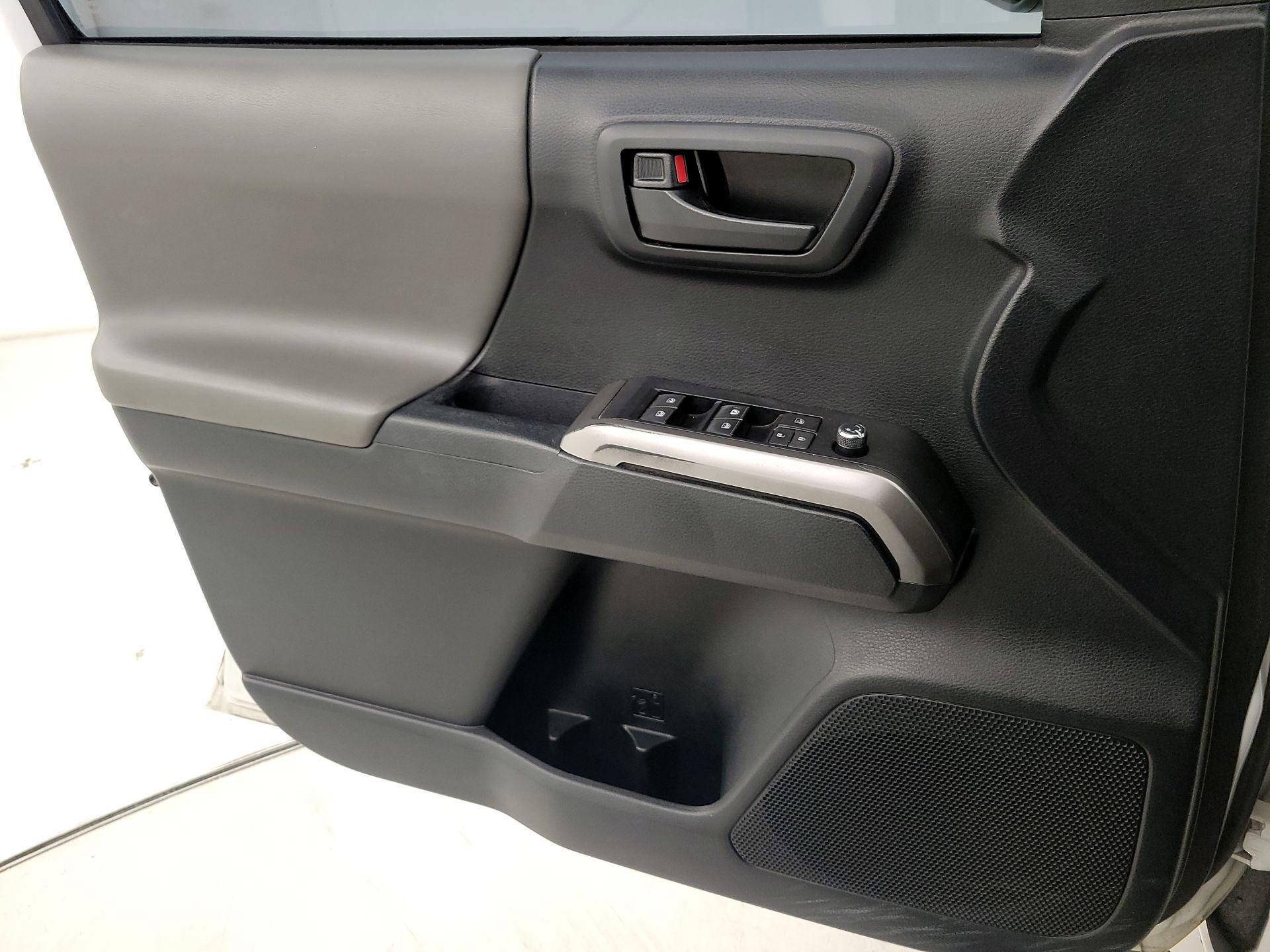Thumbnail: 2016 Toyota Tacoma - 12