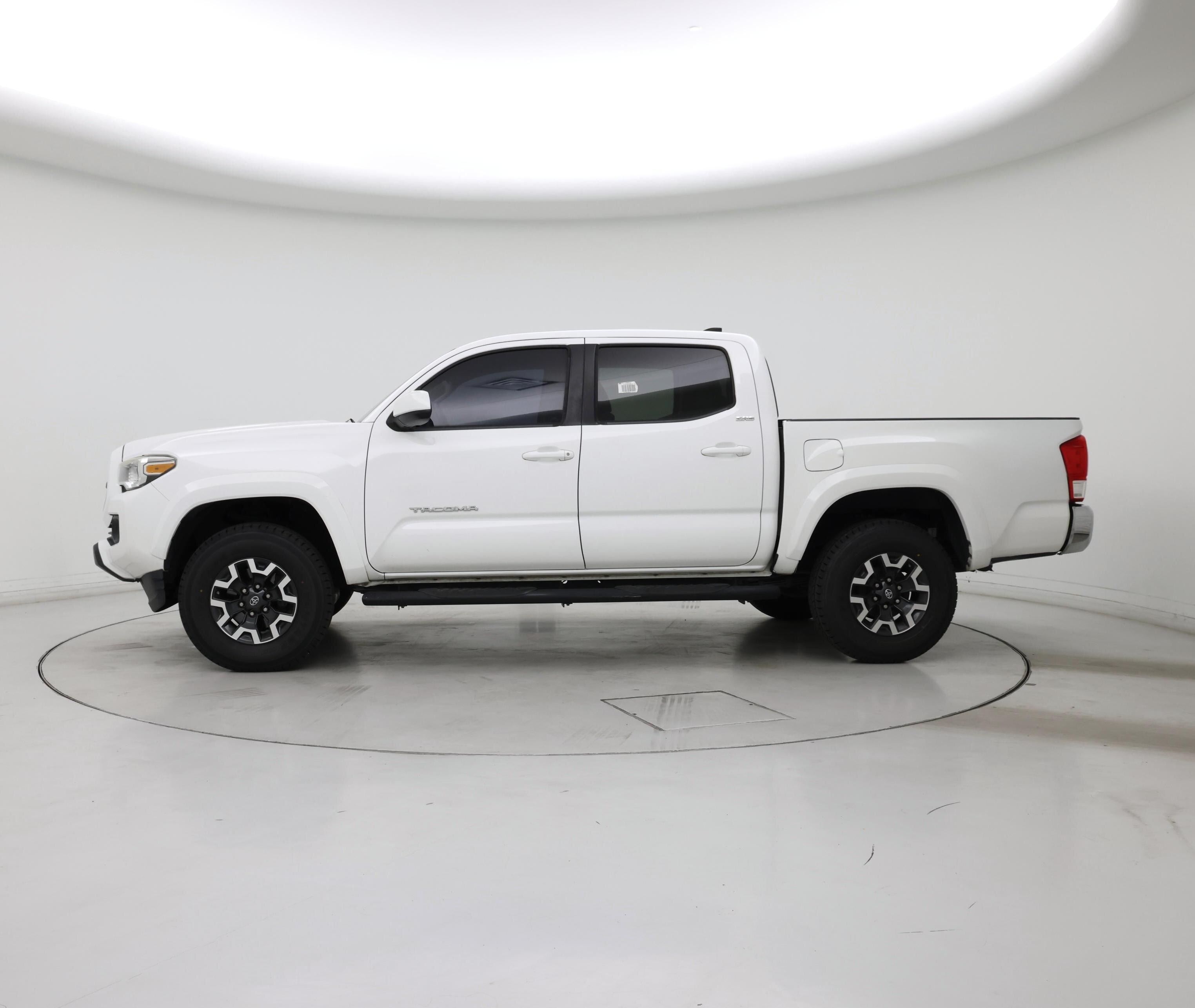 Thumbnail: 2016 Toyota Tacoma - 3