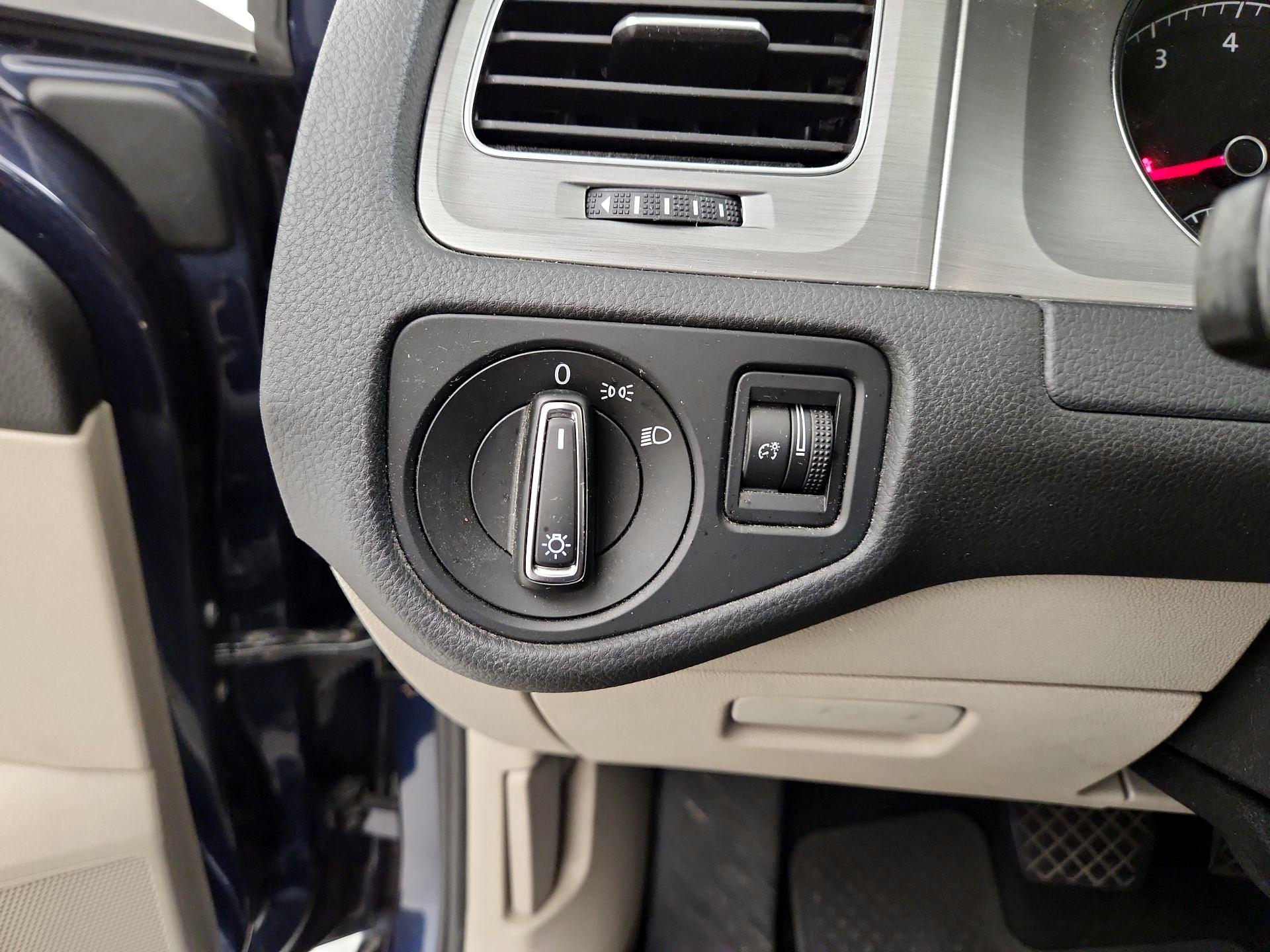 Thumbnail: 2016 Volkswagen Golf - 13
