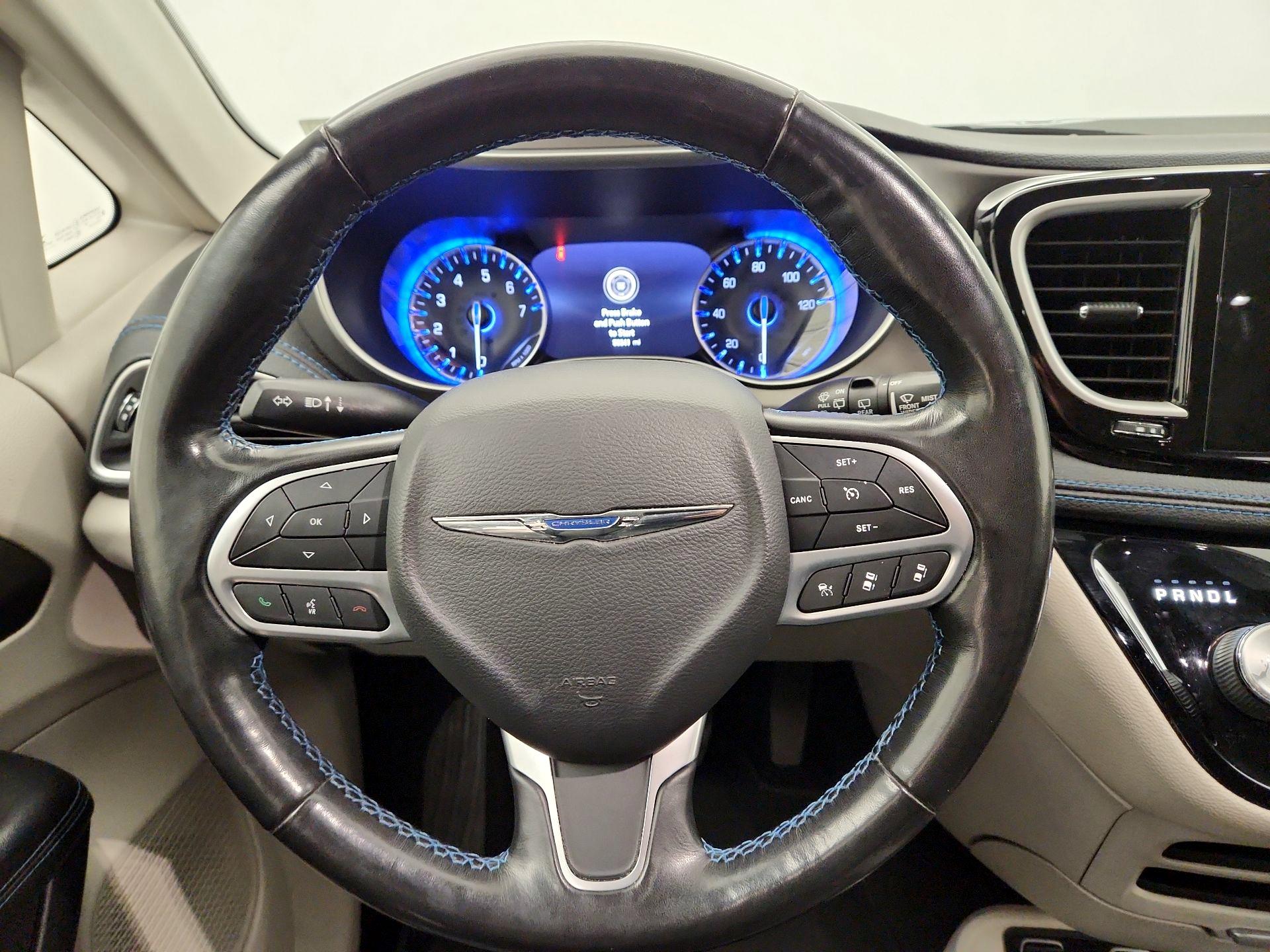 Thumbnail: 2021 Chrysler Pacifica - 10