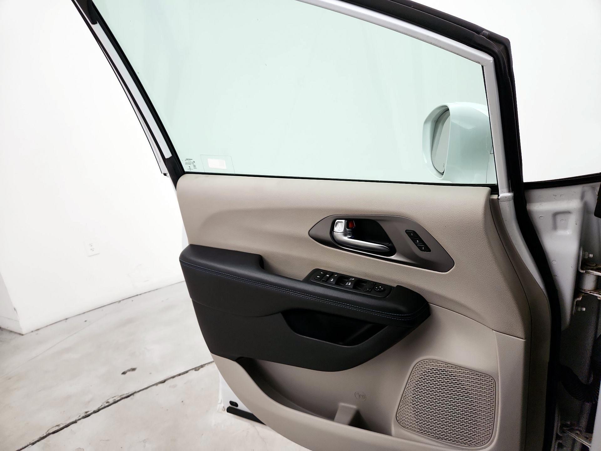 Thumbnail: 2021 Chrysler Pacifica - 12