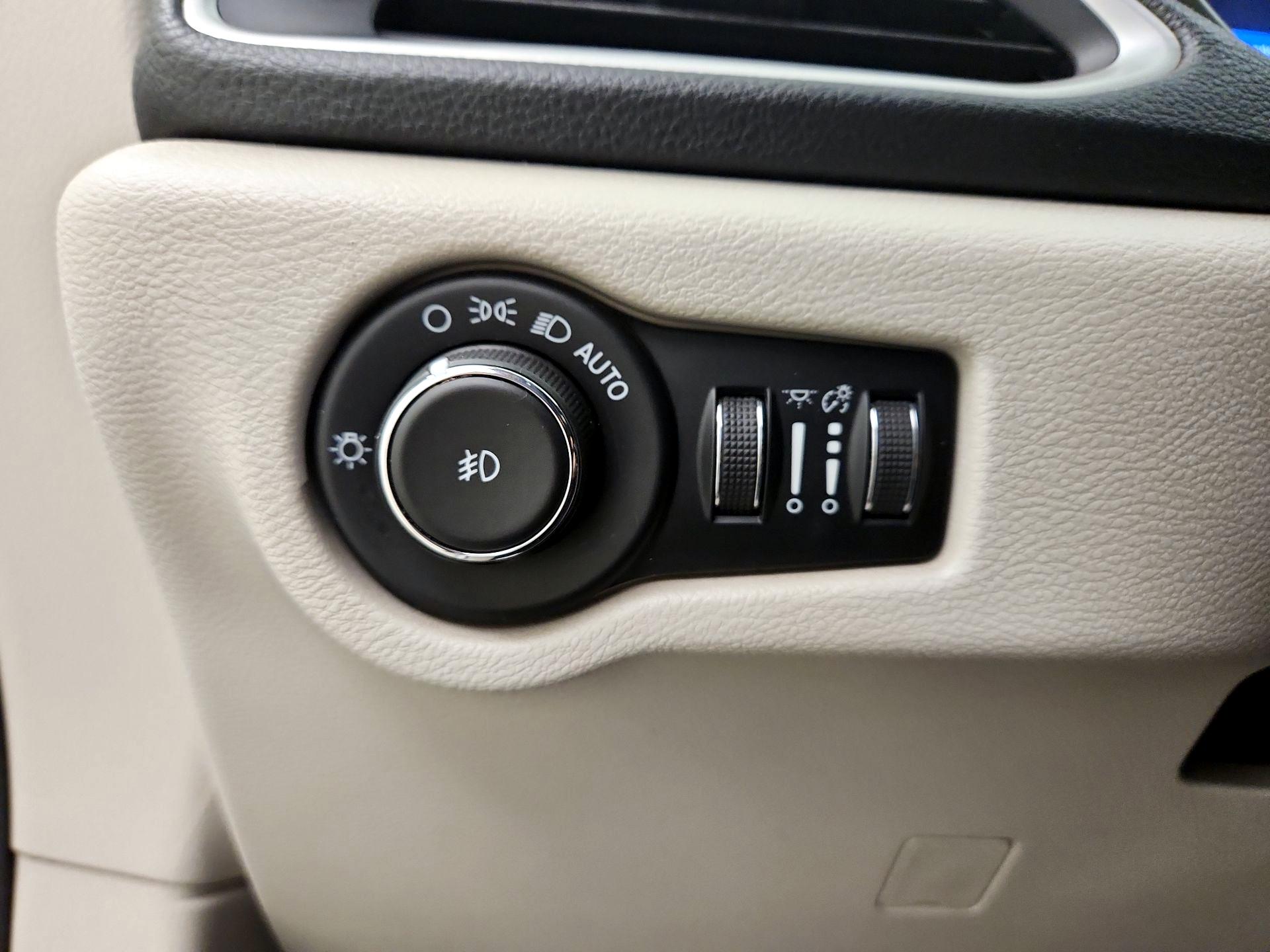 Thumbnail: 2021 Chrysler Pacifica - 13